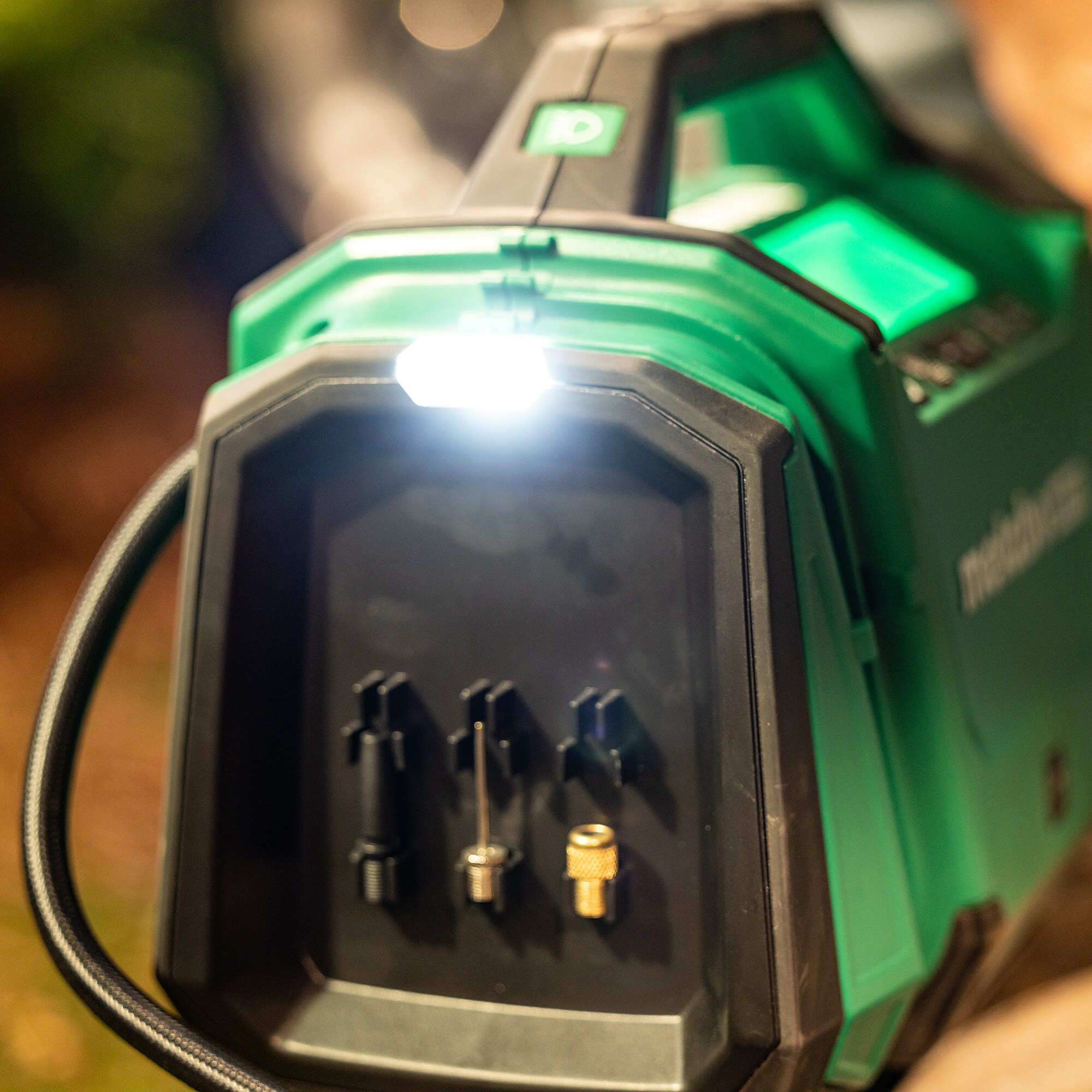 Inflador de aire de iones de litio MultiVolt de 18 voltios de Metabo HPT (Fuente de energía: Batería/Auto/Eléctrica) UP18DAQ4M