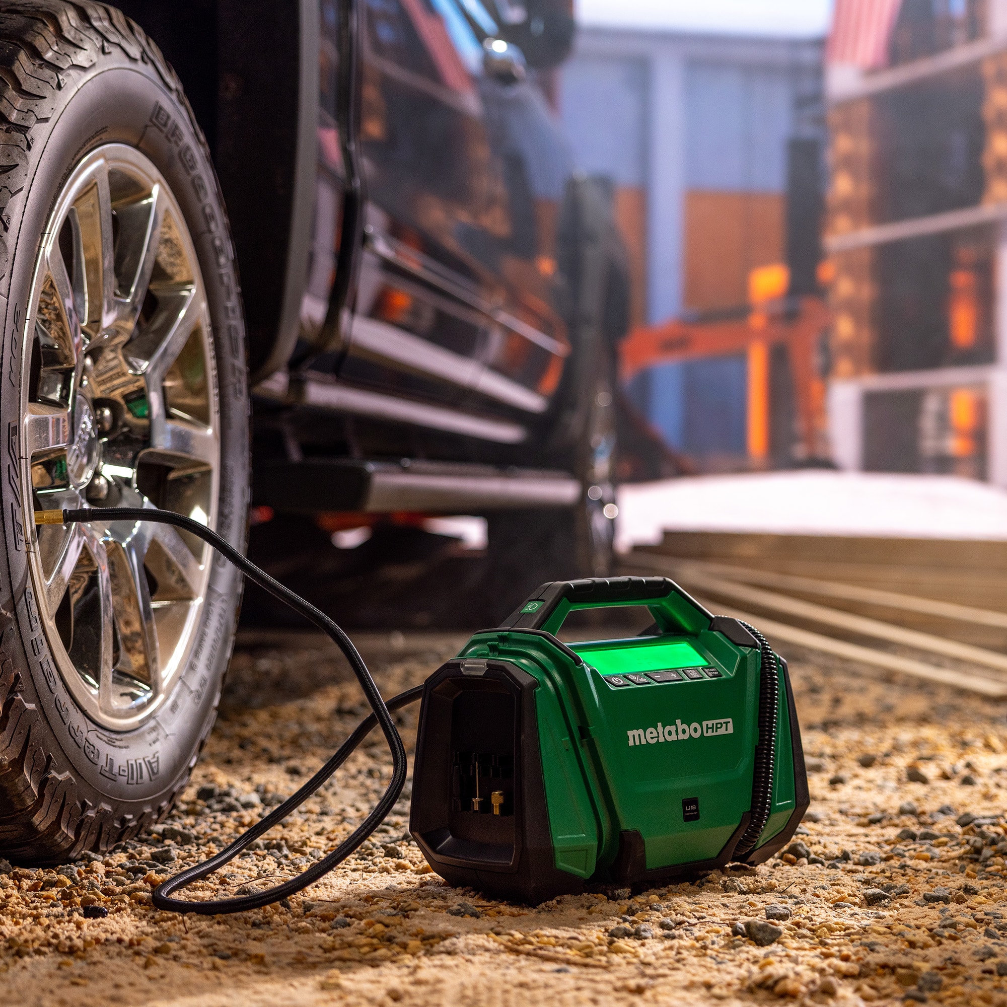 Inflador de aire de iones de litio MultiVolt de 18 voltios de Metabo HPT (Fuente de energía: Batería/Auto/Eléctrica) UP18DAQ4M