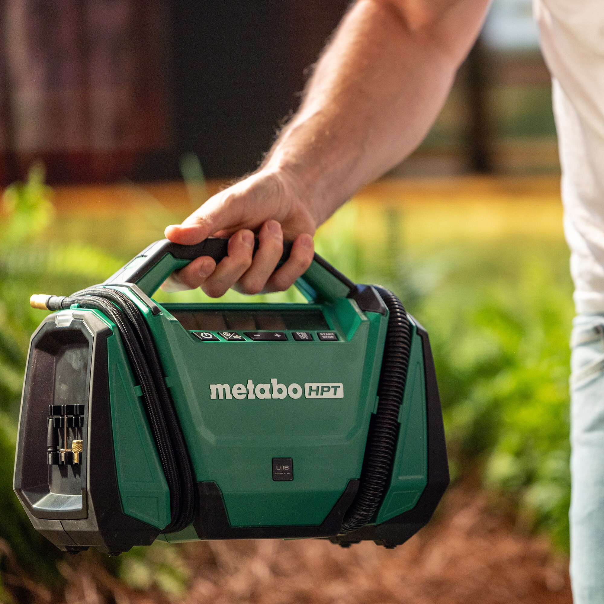 Inflador de aire de iones de litio MultiVolt de 18 voltios de Metabo HPT (Fuente de energía: Batería/Auto/Eléctrica) UP18DAQ4M
