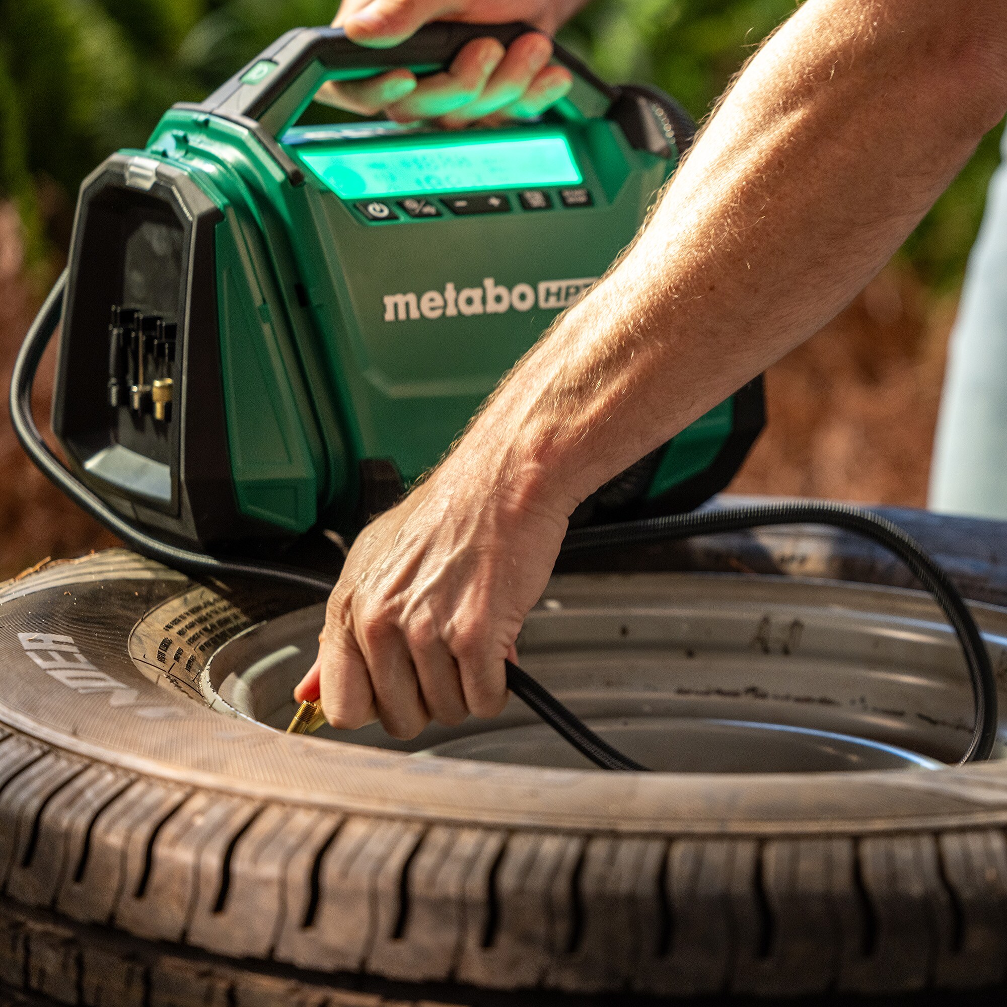 Inflador de aire de iones de litio MultiVolt de 18 voltios de Metabo HPT (Fuente de energía: Batería/Auto/Eléctrica) UP18DAQ4M