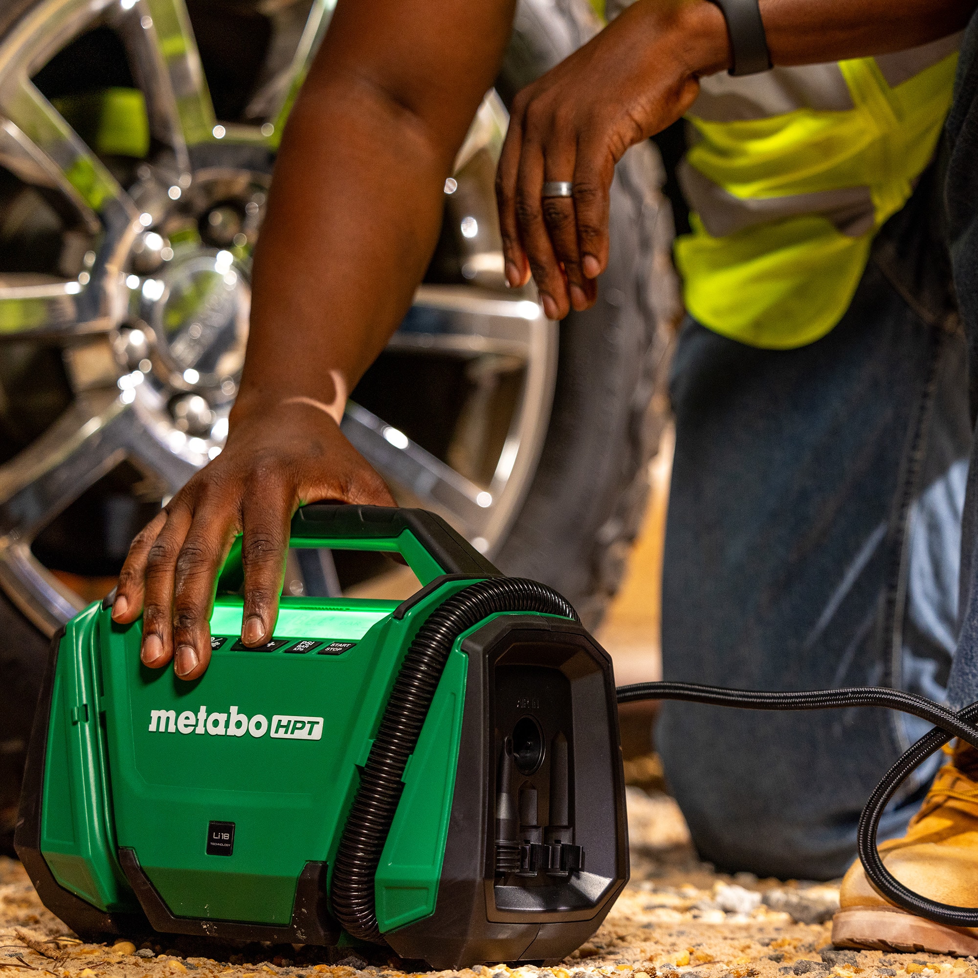 Inflador de aire de iones de litio MultiVolt de 18 voltios de Metabo HPT (Fuente de energía: Batería/Auto/Eléctrica) UP18DAQ4M