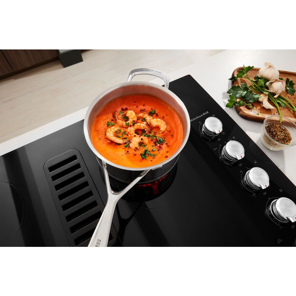 Estufa Eléctrica Negra con Superficie Lisa de 4 quemadores de 30 pulgadas con Extractor de Aire Descendente KCED600GBL de KitchenAid