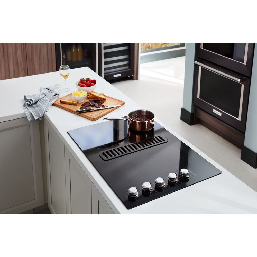 Estufa Eléctrica Negra con Superficie Lisa de 4 quemadores de 30 pulgadas con Extractor de Aire Descendente KCED600GBL de KitchenAid