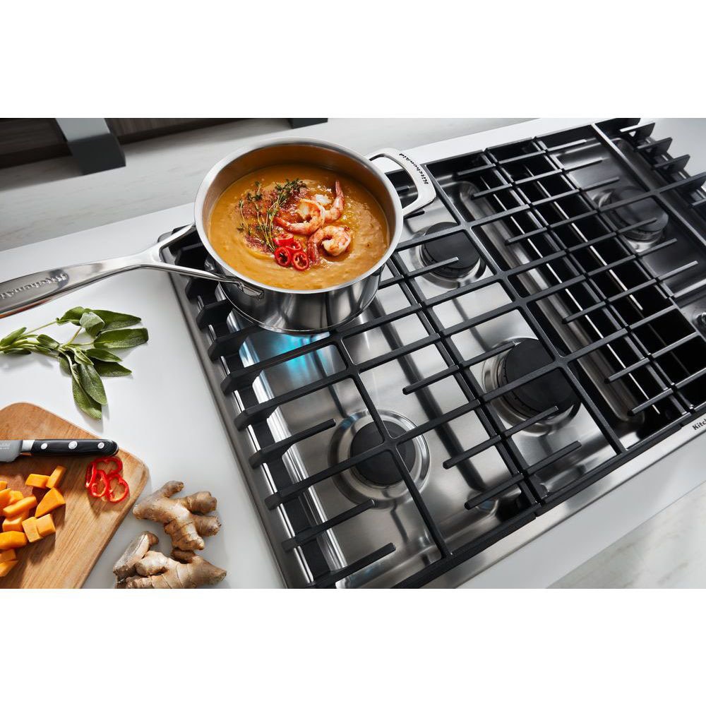 Parrilla de gas de acero inoxidable de 36 pulgadas con 5 quemadores y extractor descendente de KitchenAid KCGD506GSS.
