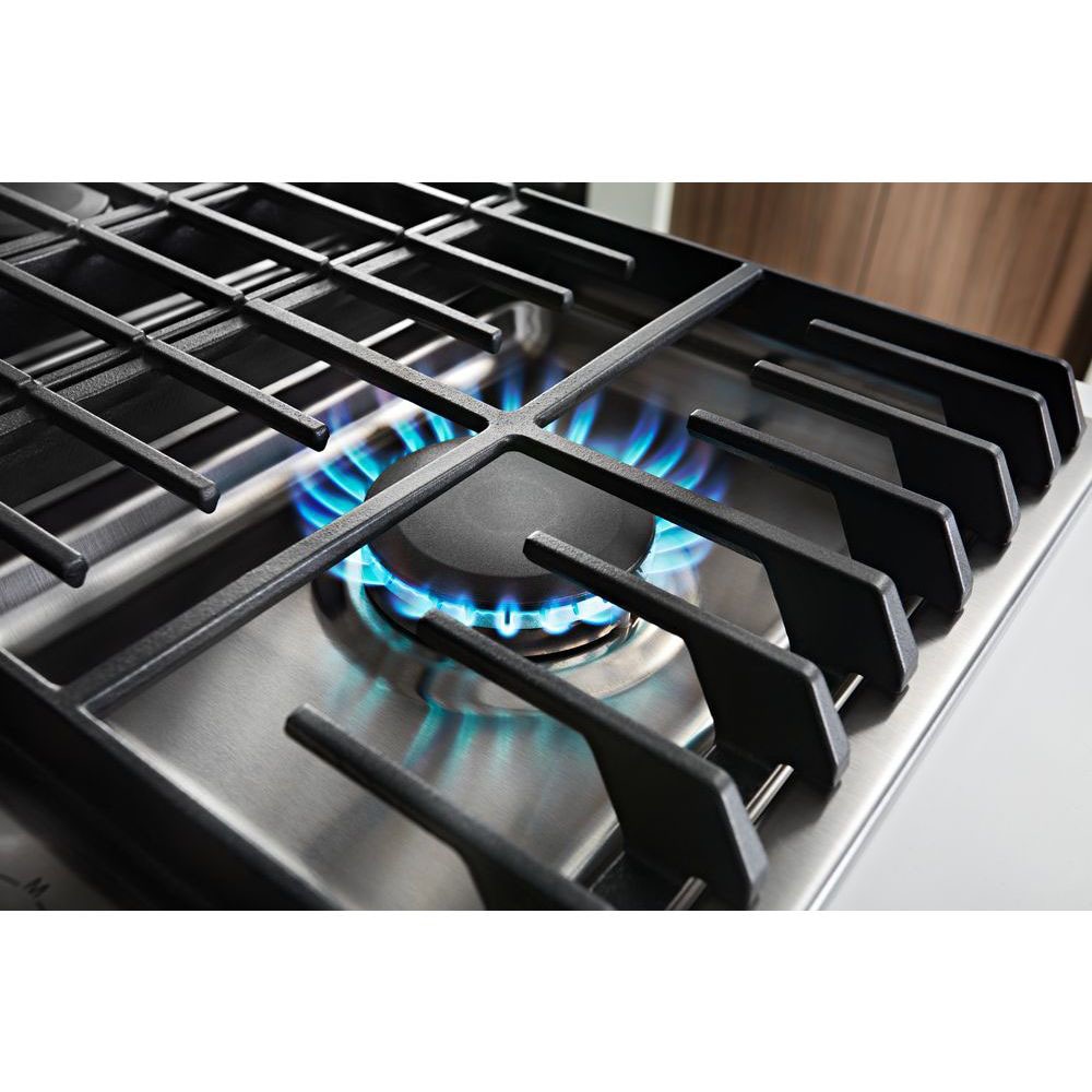 Parrilla de gas de acero inoxidable de 36 pulgadas con 5 quemadores y extractor descendente de KitchenAid KCGD506GSS.