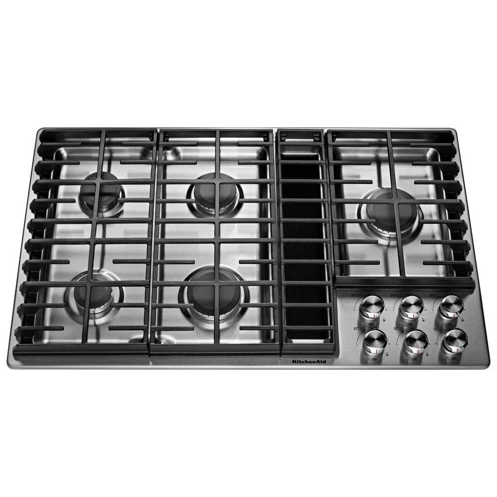 Parrilla de gas de acero inoxidable de 36 pulgadas con 5 quemadores y extractor descendente de KitchenAid KCGD506GSS.