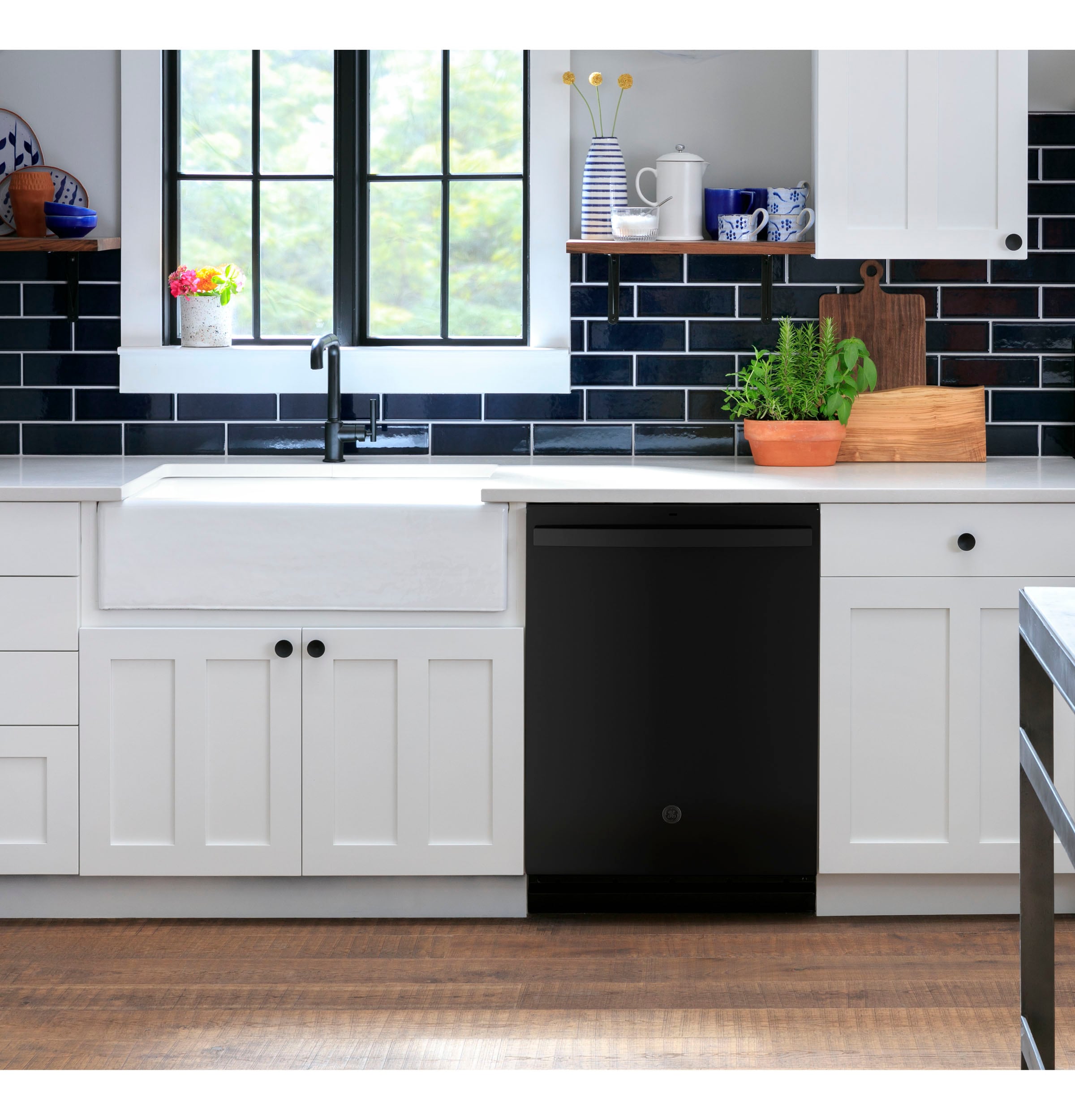 Lavavajillas Empotrado con Control Superior de 24 pulgadas con Tecnología Secado Avanzado en Color Negro, Certificación ENERGY STAR, Nivel de Ruido Estándar de 55 Decibeles - Modelo GDT535PGRBB