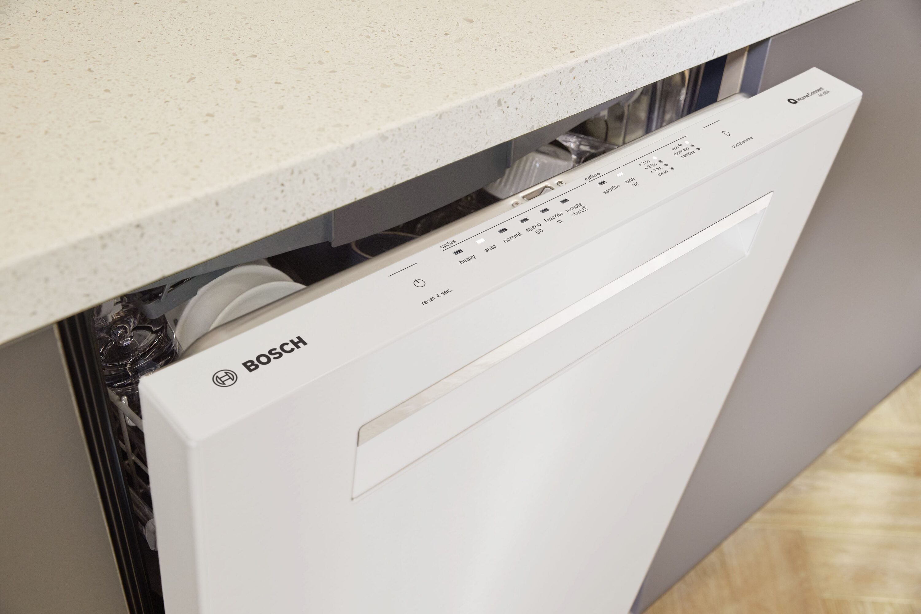 Lavavajillas Empotrable Bosch Serie 500 de 24 pulgadas con Tercera Bandeja (Blanco) Certificado ENERGY STAR, Nivel de Ruido Muy Silencioso de 44 Decibeles SHP65CM2N