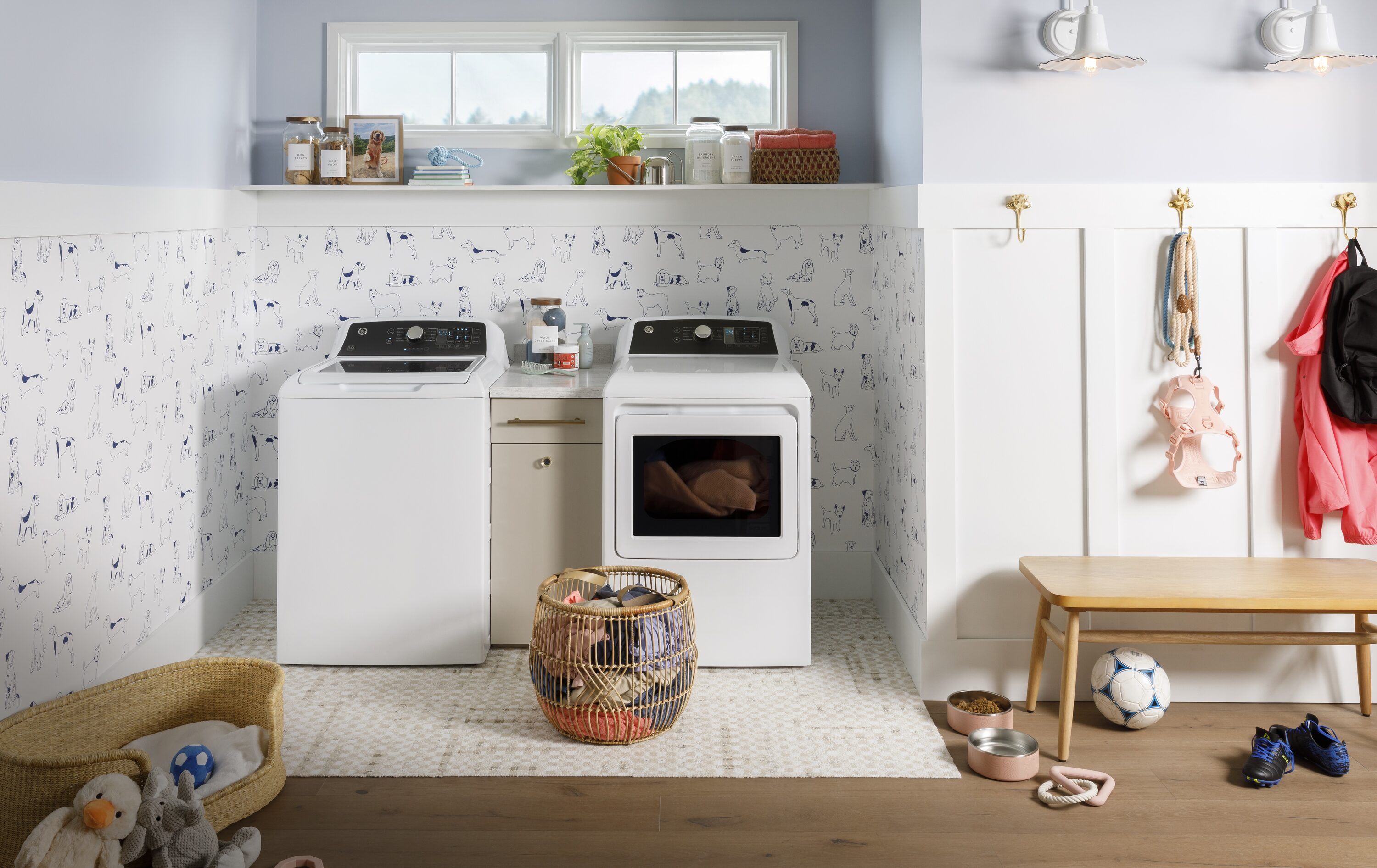 Secadora eléctrica con ventilación de 7.4 pies cúbicos (blanca)