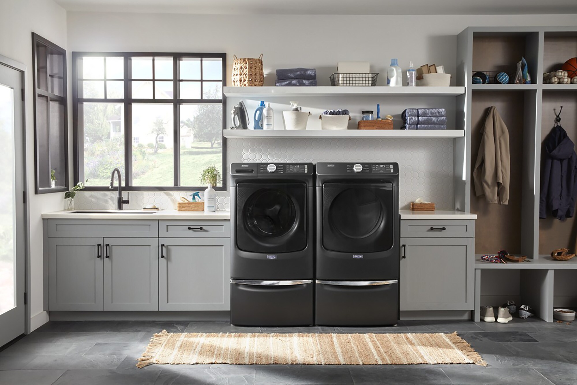Secadora eléctrica ventilada apilable de 7.3 pies cúbicos (Negro Volcán) certificada por Energy Star MED5630MBK de Maytag