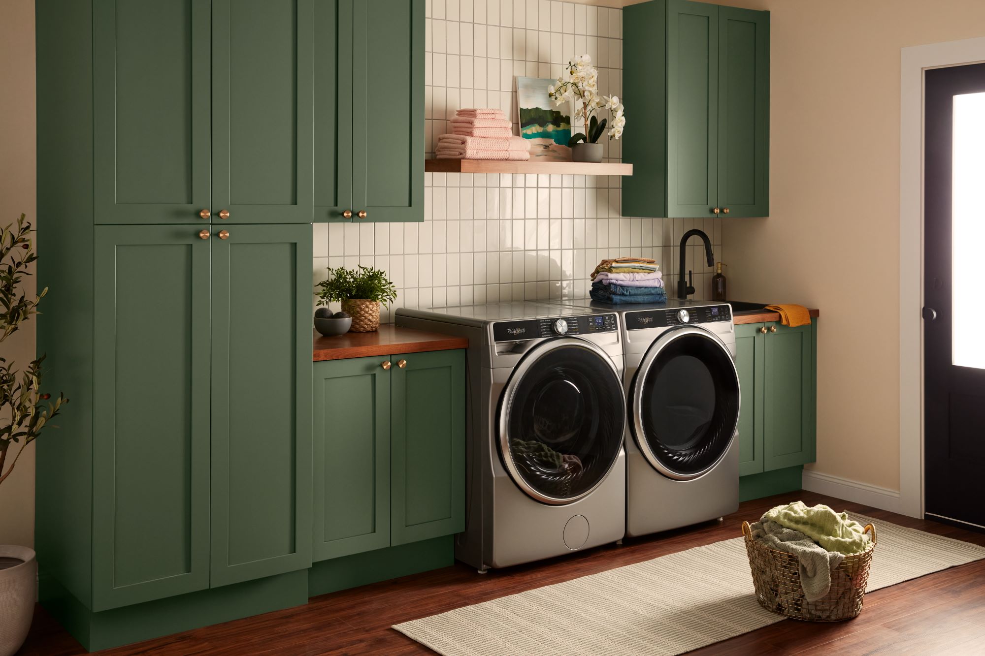 Secadora de gas Whirlpool de 7.4 pies cúbicos apilable con ciclo de vapor portátil y compatible con tecnología inteligente (Plata Radiante)