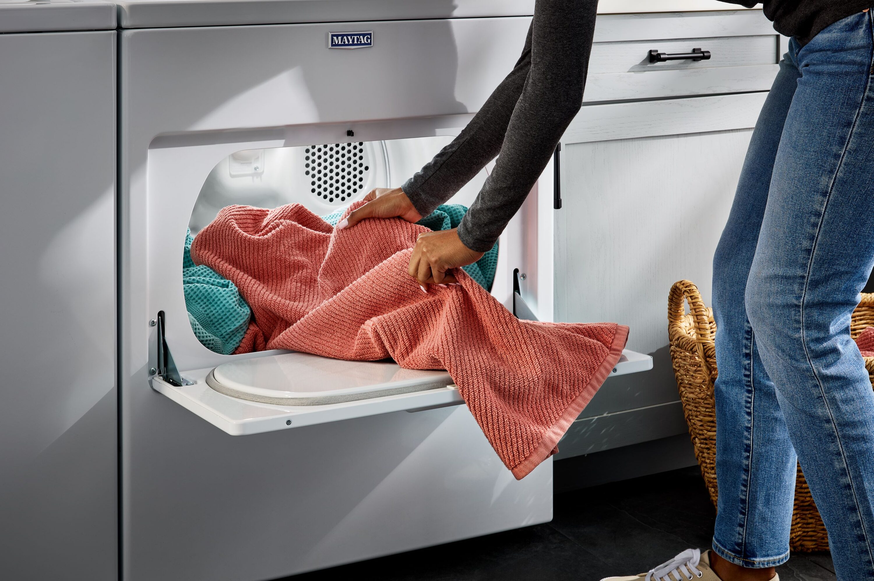 Secadora eléctrica de ventilación de 7 pies cúbicos (Blanca) MED4005SW de Maytag