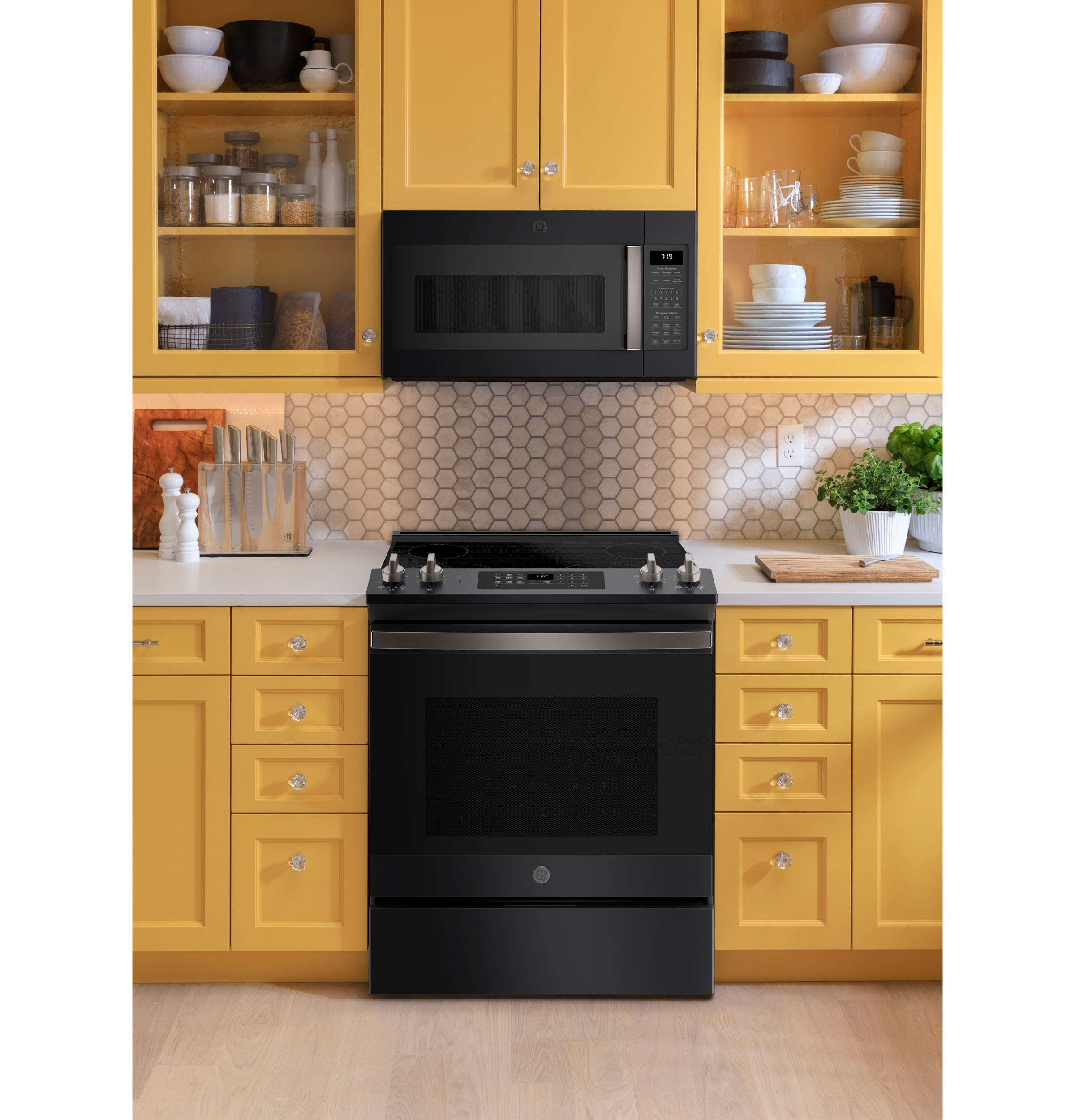Horno de Microondas sobre la Estufa de 1.9 pies cúbicos con Cocina por Sensor ( Negro Slate ) JVM7195FLDS