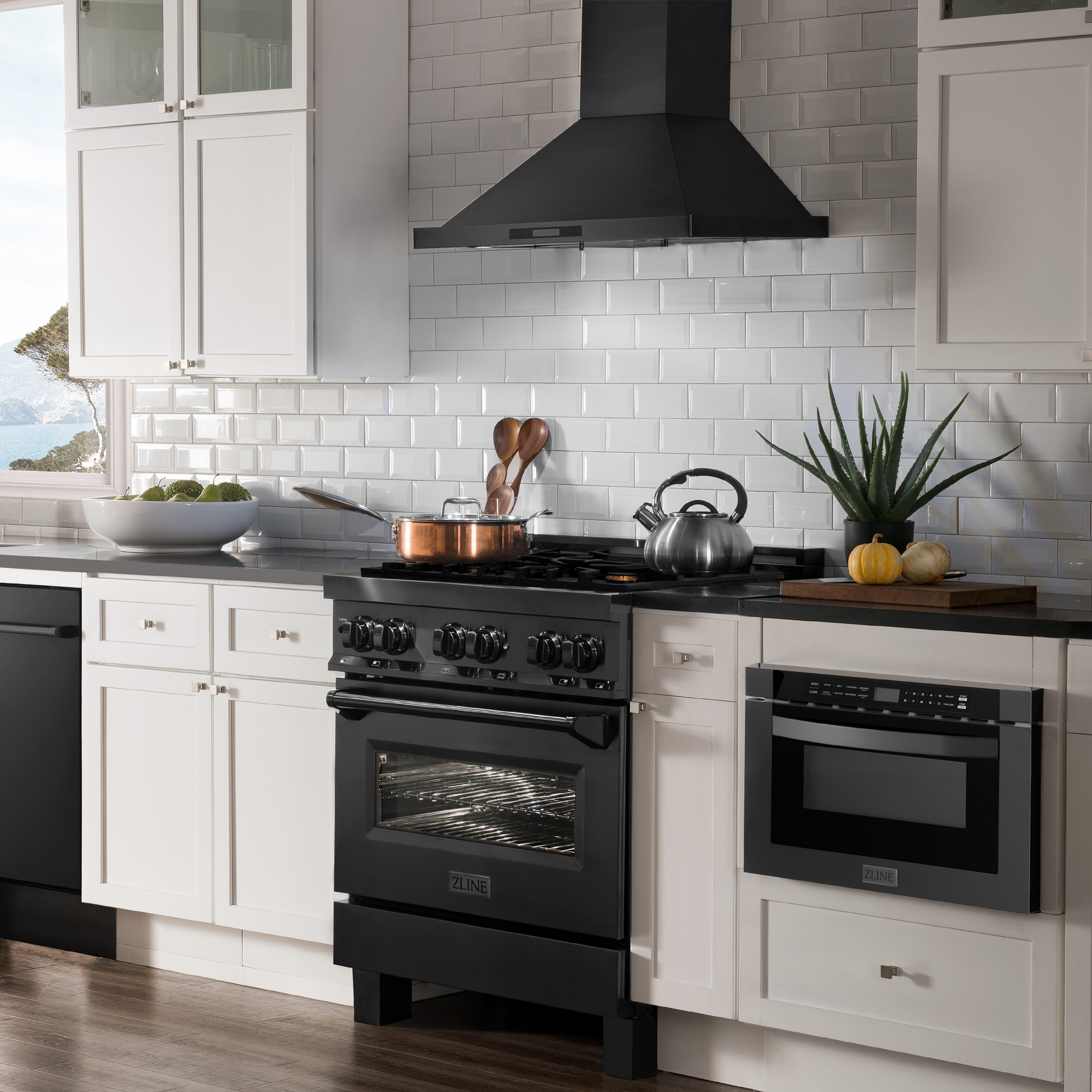 Cajón de microondas ZLINE KITCHEN & BATH de 23.5 pulgadas con capacidad de 1.2 pies cúbicos y 1000 watts (acero inoxidable negro, mango moderno) MWD-1-BS