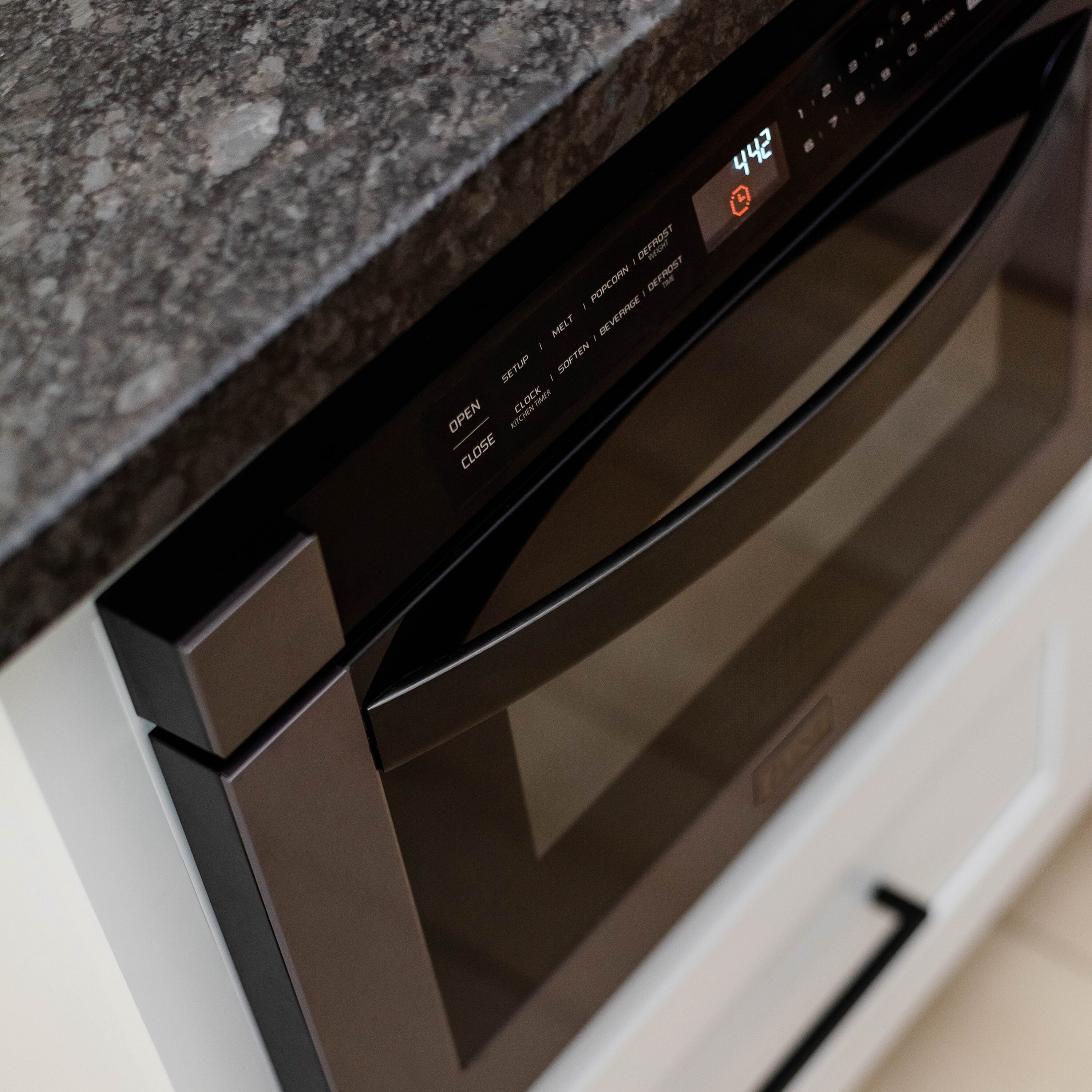 Cajón de microondas ZLINE KITCHEN & BATH de 23.5 pulgadas con capacidad de 1.2 pies cúbicos y 1000 watts (acero inoxidable negro, mango moderno) MWD-1-BS