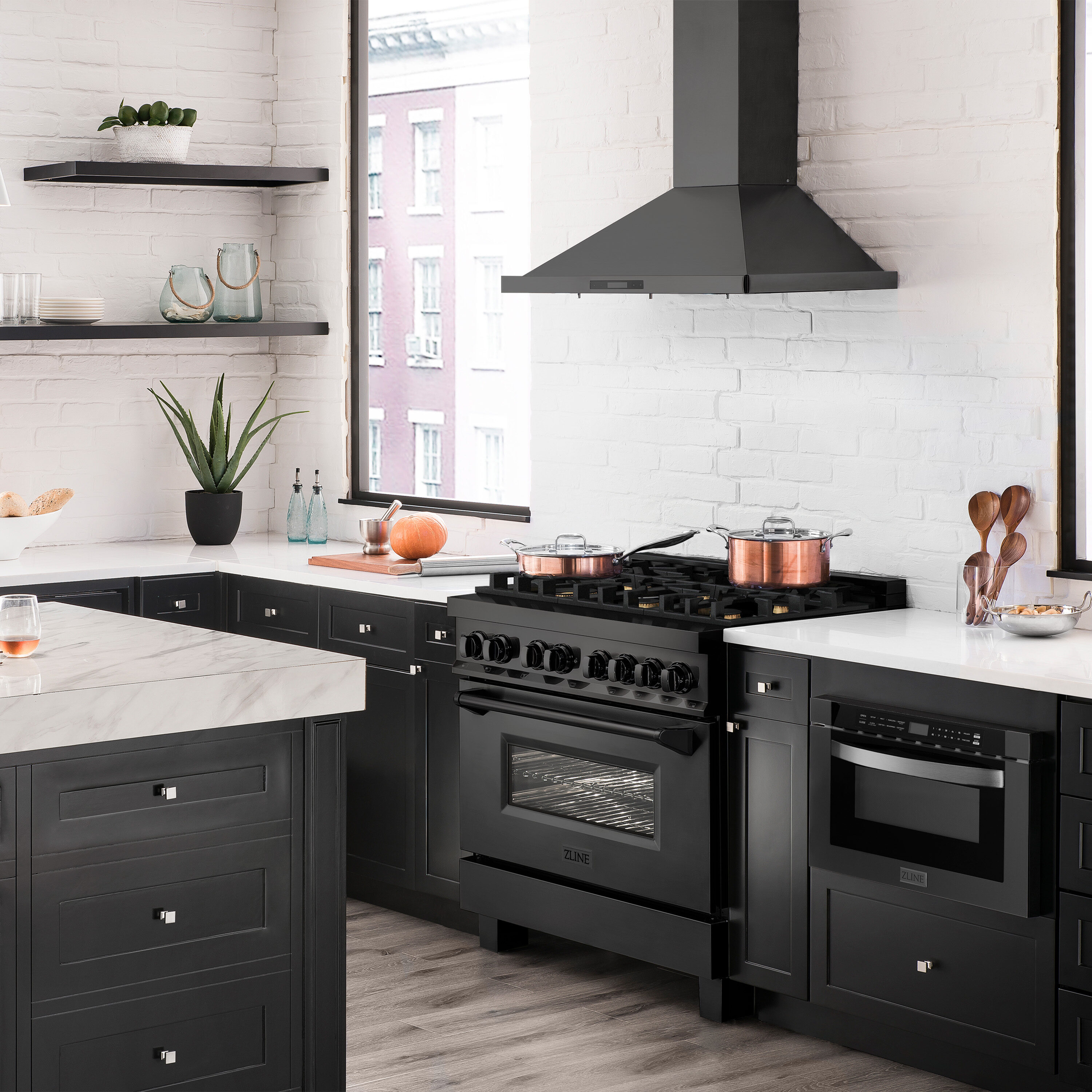 Cajón de microondas ZLINE KITCHEN & BATH de 23.5 pulgadas con capacidad de 1.2 pies cúbicos y 1000 watts (acero inoxidable negro, mango moderno) MWD-1-BS