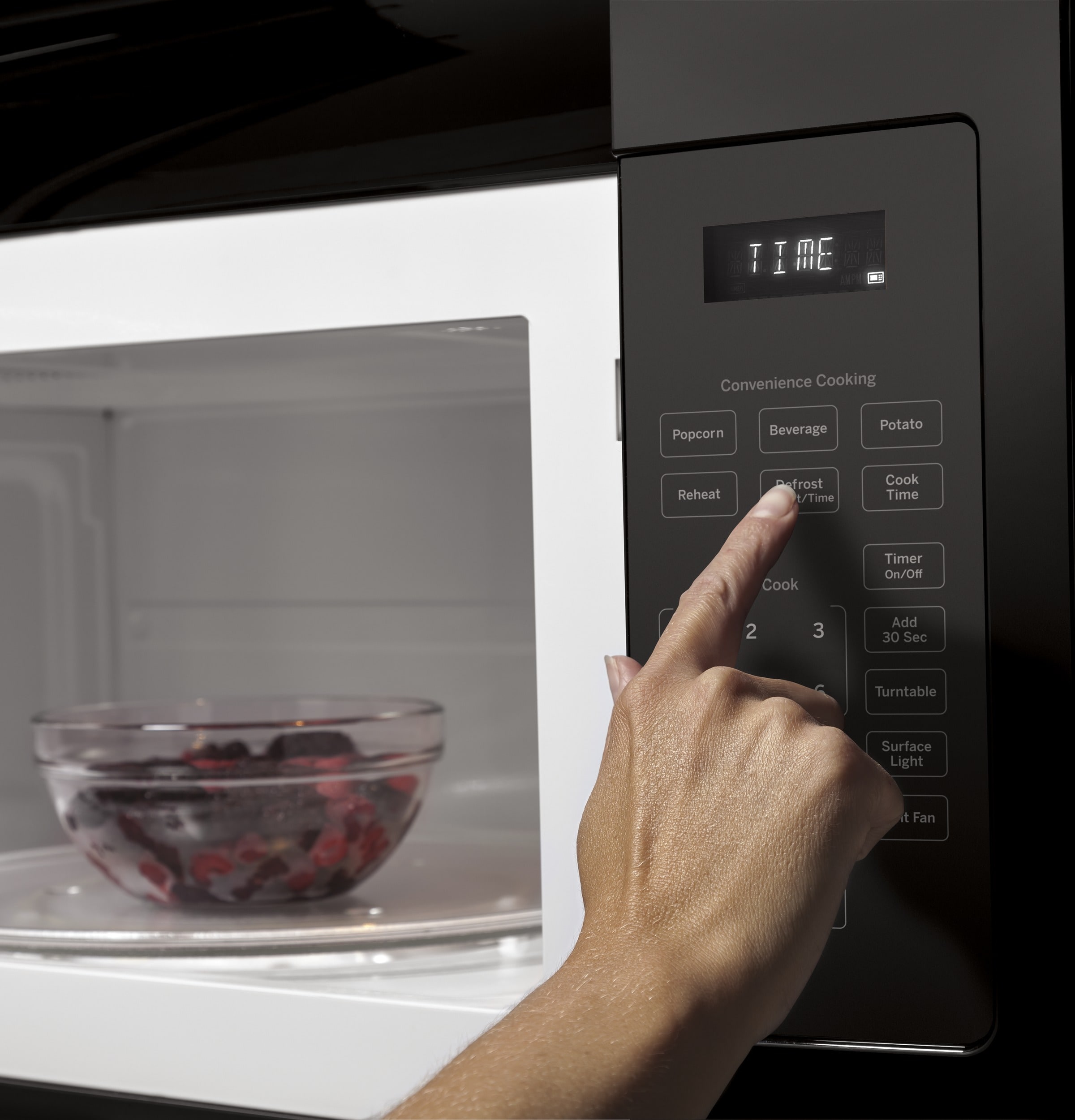 Microondas sobre la estufa de 1.6 pies cúbicos y 29.875 pulgadas (negro) JVM3160DFBB de GE
