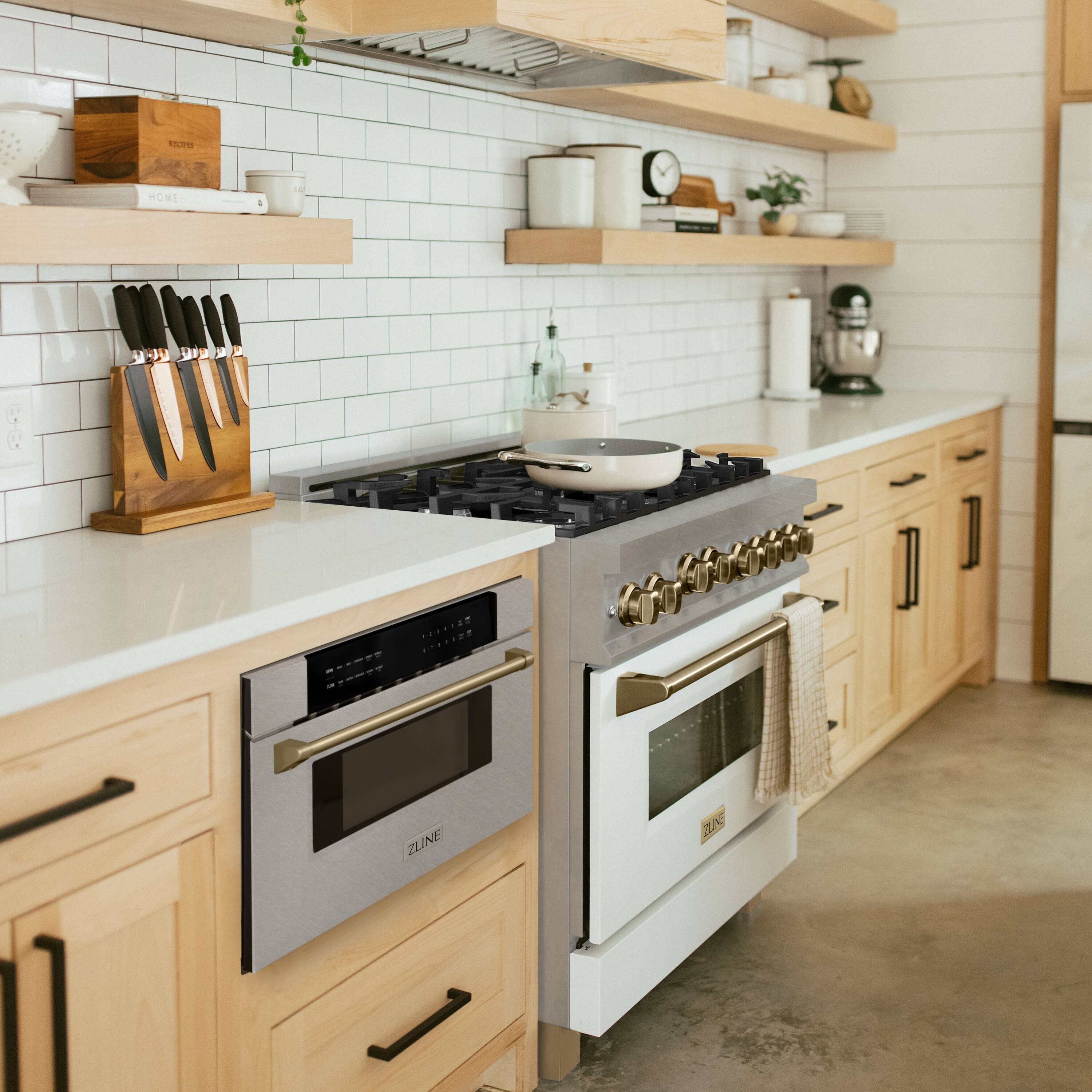 Cajón de Microondas de Acero Inoxidable Resistente a Huellas con Asa de Bronce Champán de 29.75 pulgadas y 1.2 pies cúbicos de ZLINE KITCHEN & BATH (MWDZ-30-SS-CB)