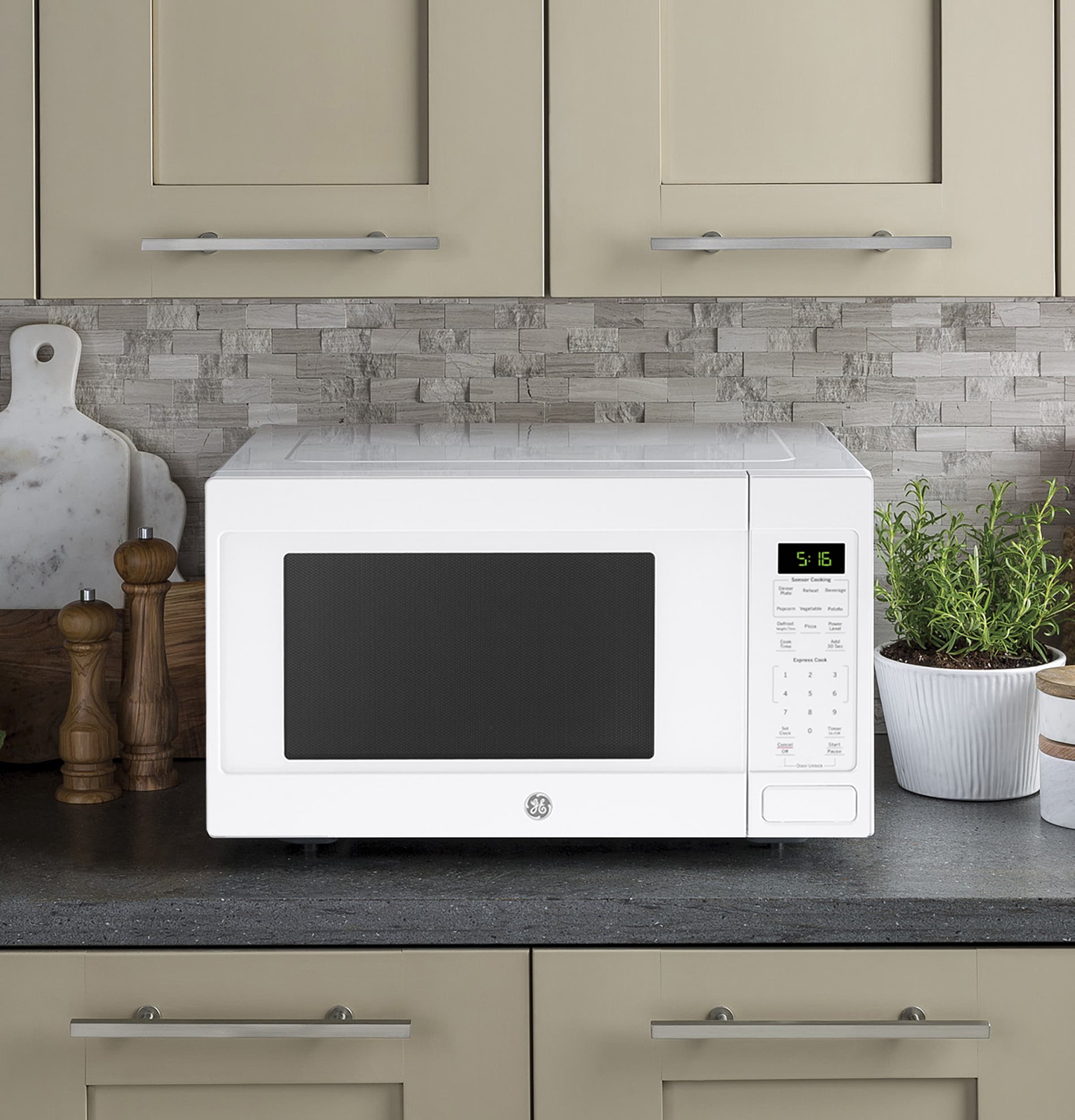 Horno de microondas de sobremesa blanco con controles de cocción por sensor de 1150 watts y capacidad de 1.6 pies cúbicos (más de 1.5 pies cúbicos) de GE