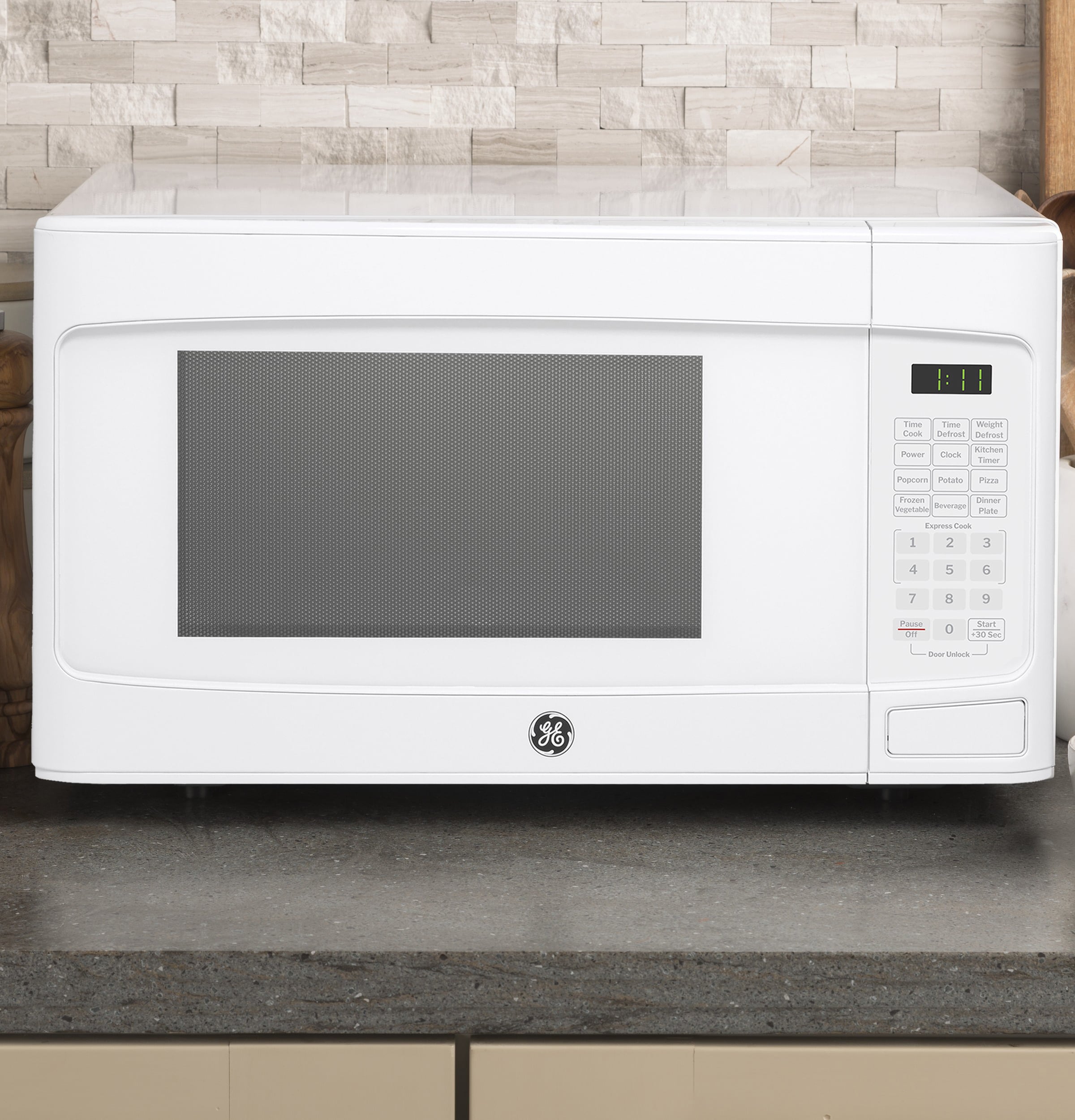 Microondas de mostrador blanco de 1.1 pies cúbicos y 950 vatios de potencia media de GE