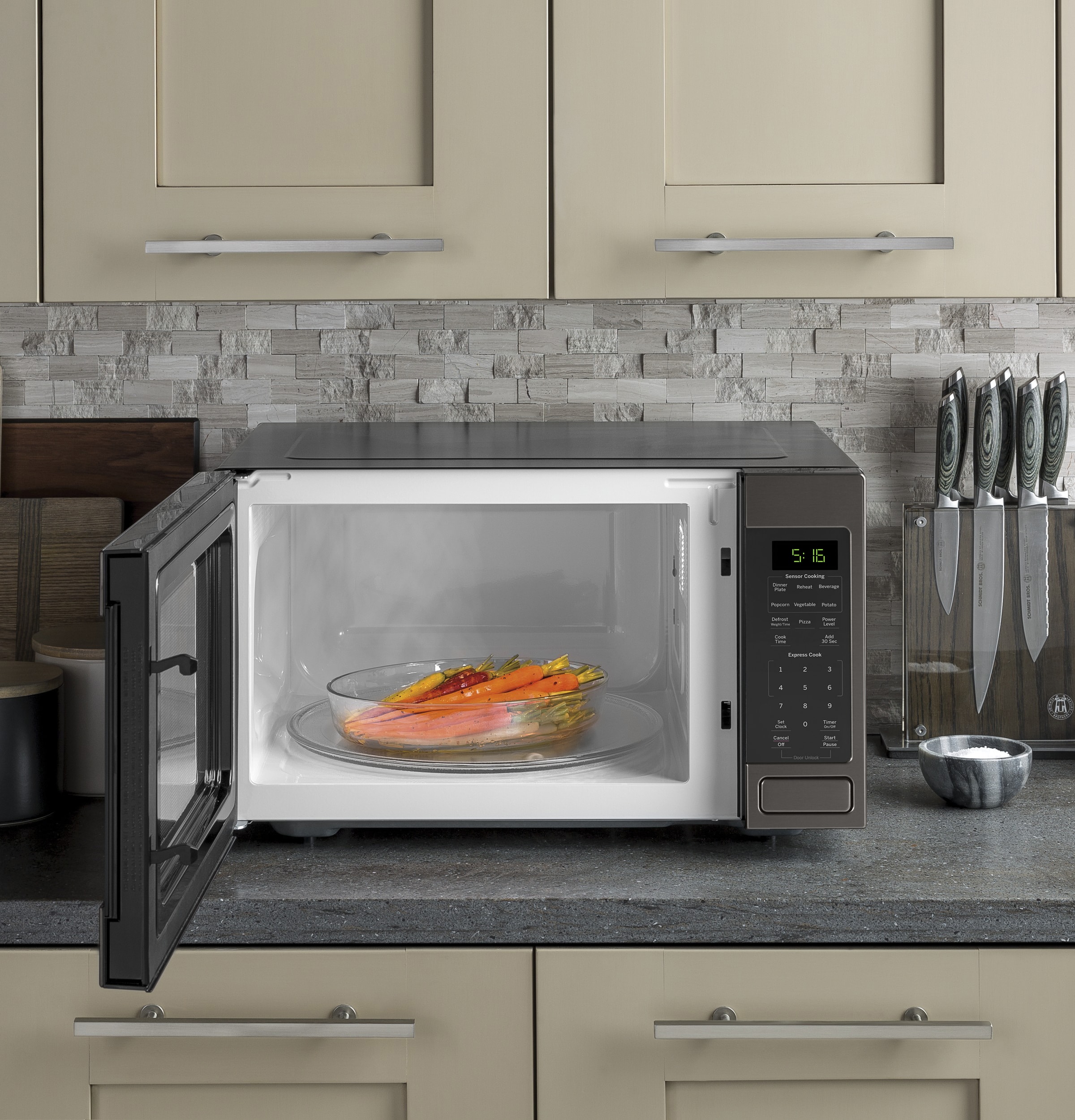 Microondas de encimera GE de 1.6 pies cúbicos (más de 1.5 pies cúbicos) con controles de cocción por sensor de 1150 vatios (acero inoxidable negro)