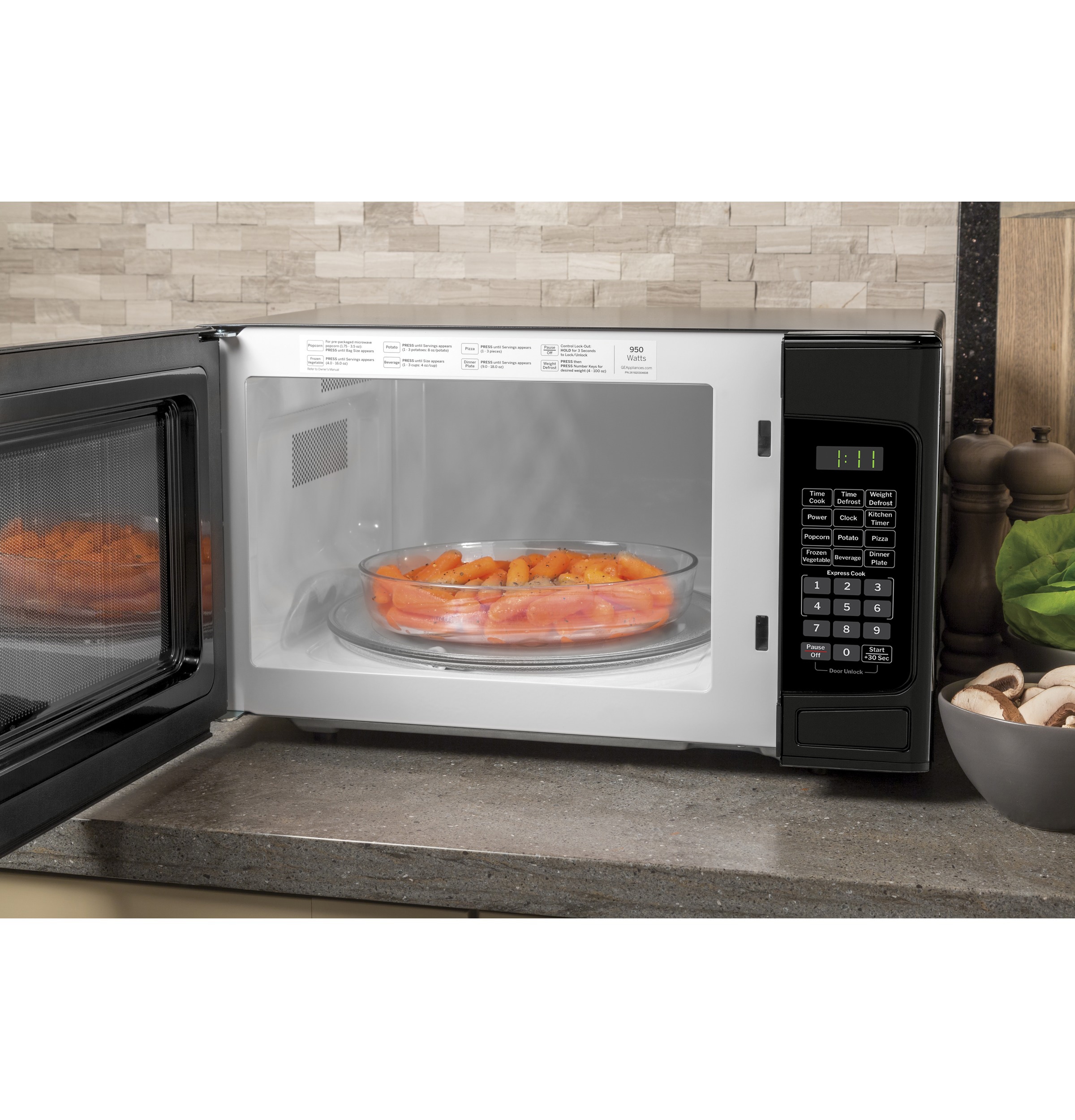 Horno de microondas de mostrador de 1.1 pies cúbicos y 950 vatios, color negro