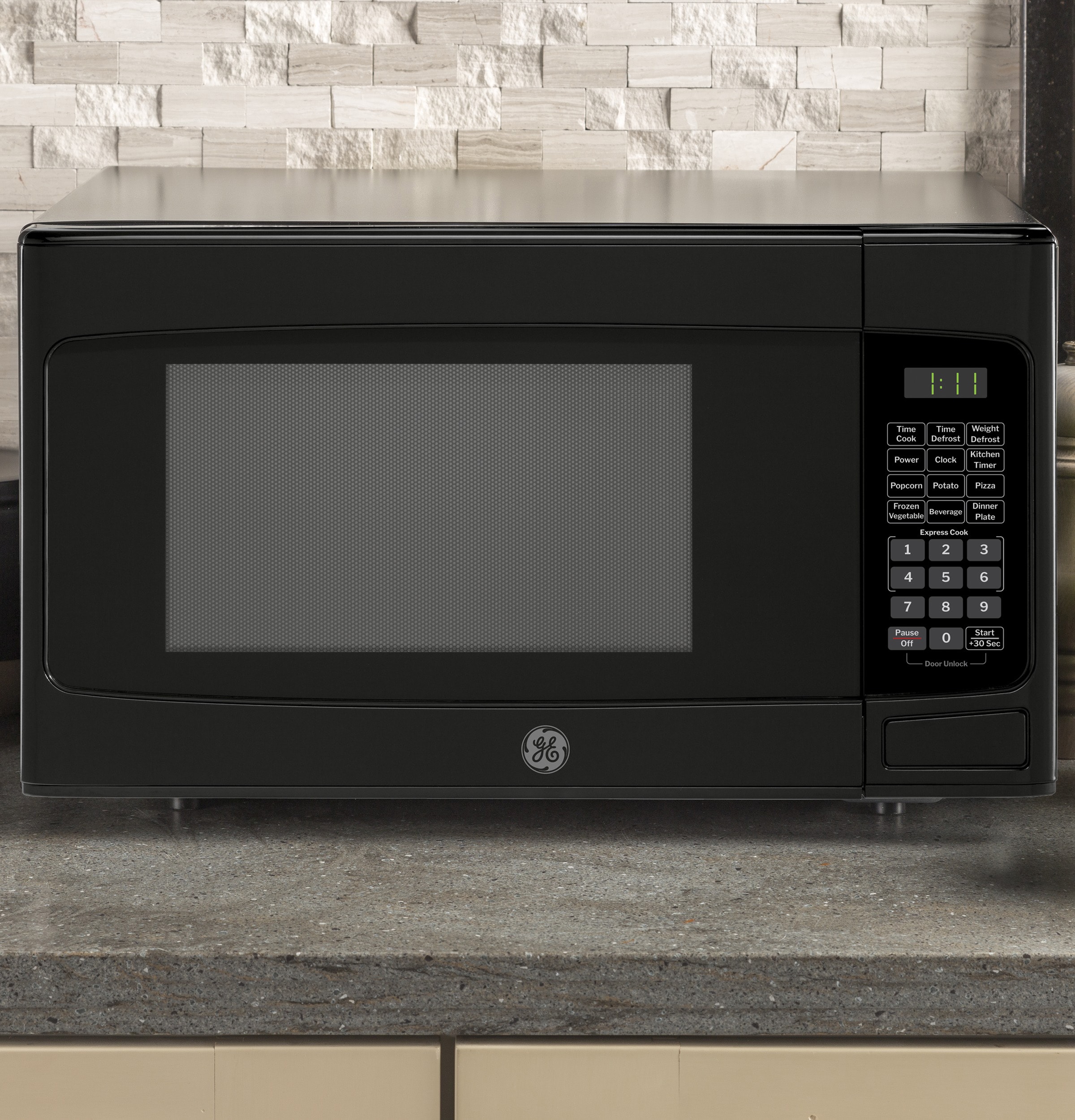 Horno de microondas de mostrador de 1.1 pies cúbicos y 950 vatios, color negro