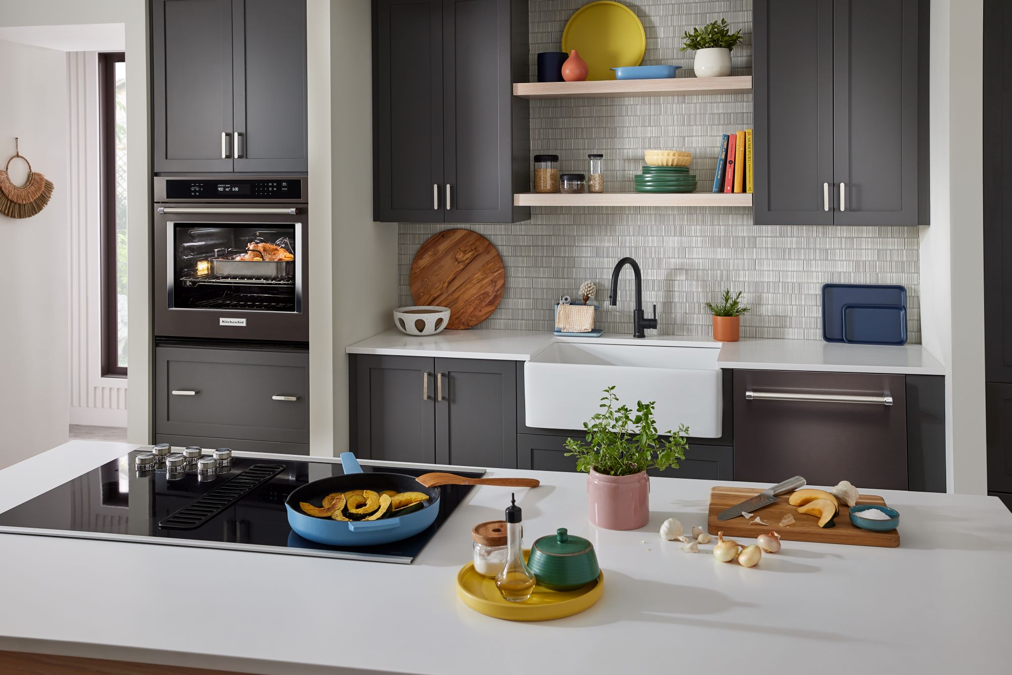 Horno de pared eléctrico KitchenAid de 30 pulgadas con función de freír al aire, ventilador único y autolimpieza (Acero inoxidable negro con acabado PrintShield) KOES530PBS