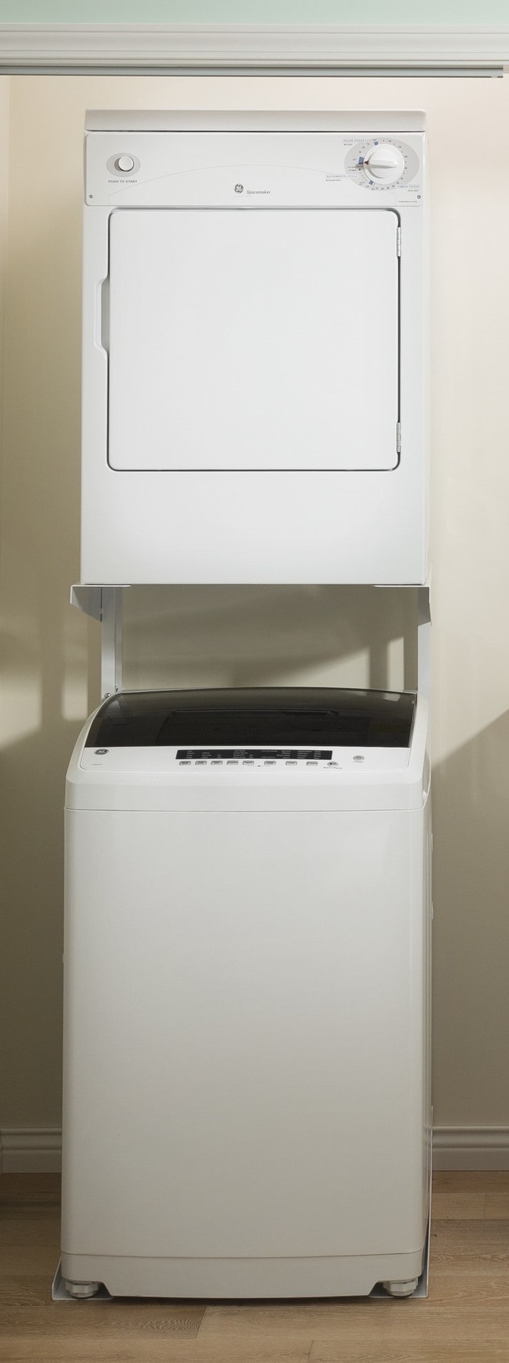 Lavadora de carga superior con impulsor de 2.8 pies cúbicos de GE para ahorrar espacio (Blanca) GNW128SSMWW