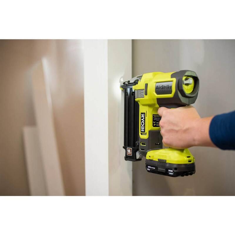 RYOBI ONE+ 18V Clavadora de clavos de calibre 18 inalámbrica con kit de batería compacta de 2.0 Ah y cargador - P321-PSK005