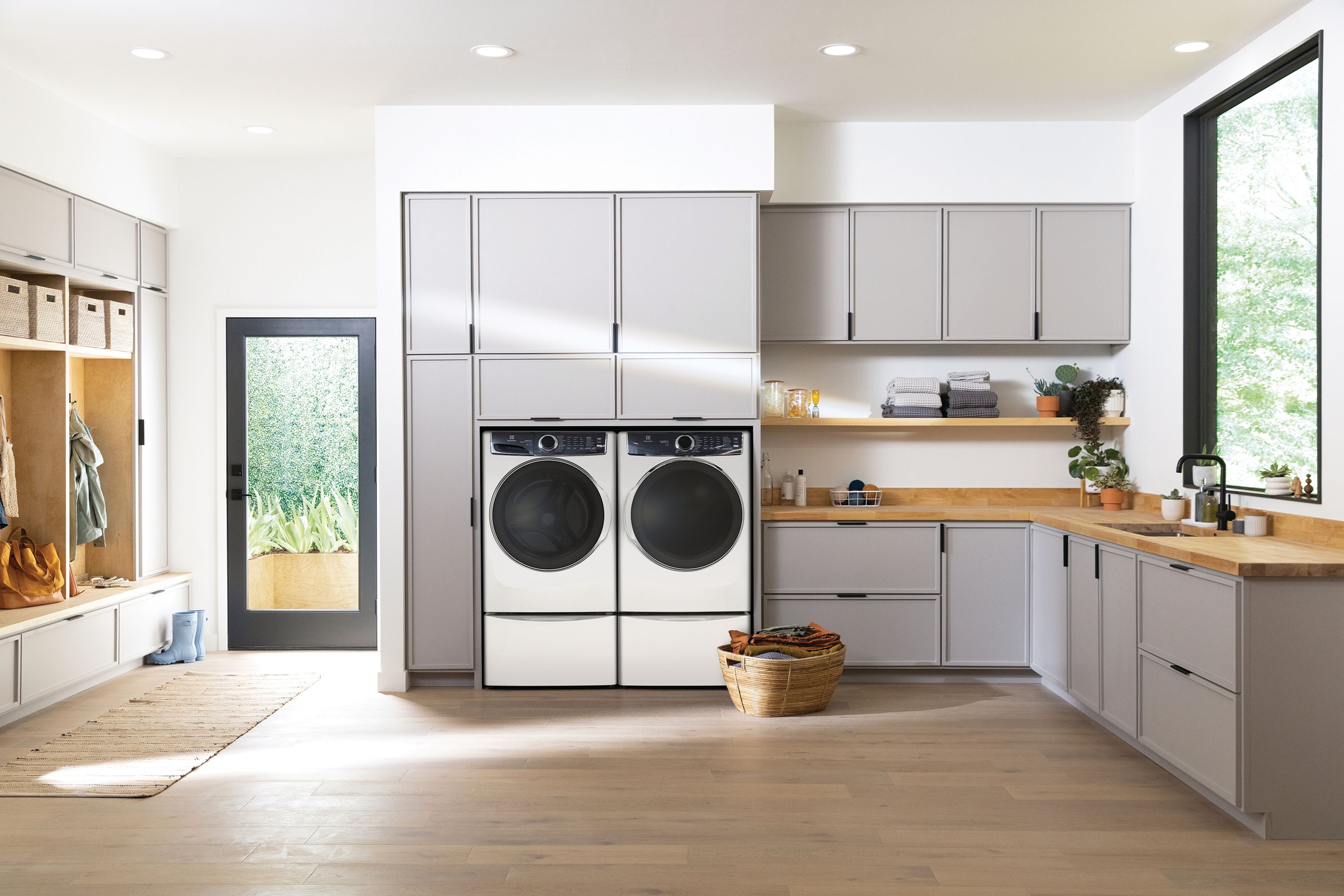Lavadora de Carga Frontal Apilable de Alta Eficiencia Electrolux SmartBoost 4.5 pies cúbicos con Ciclo de Vapor (Blanco) ENERGY STAR ELFW7637AW