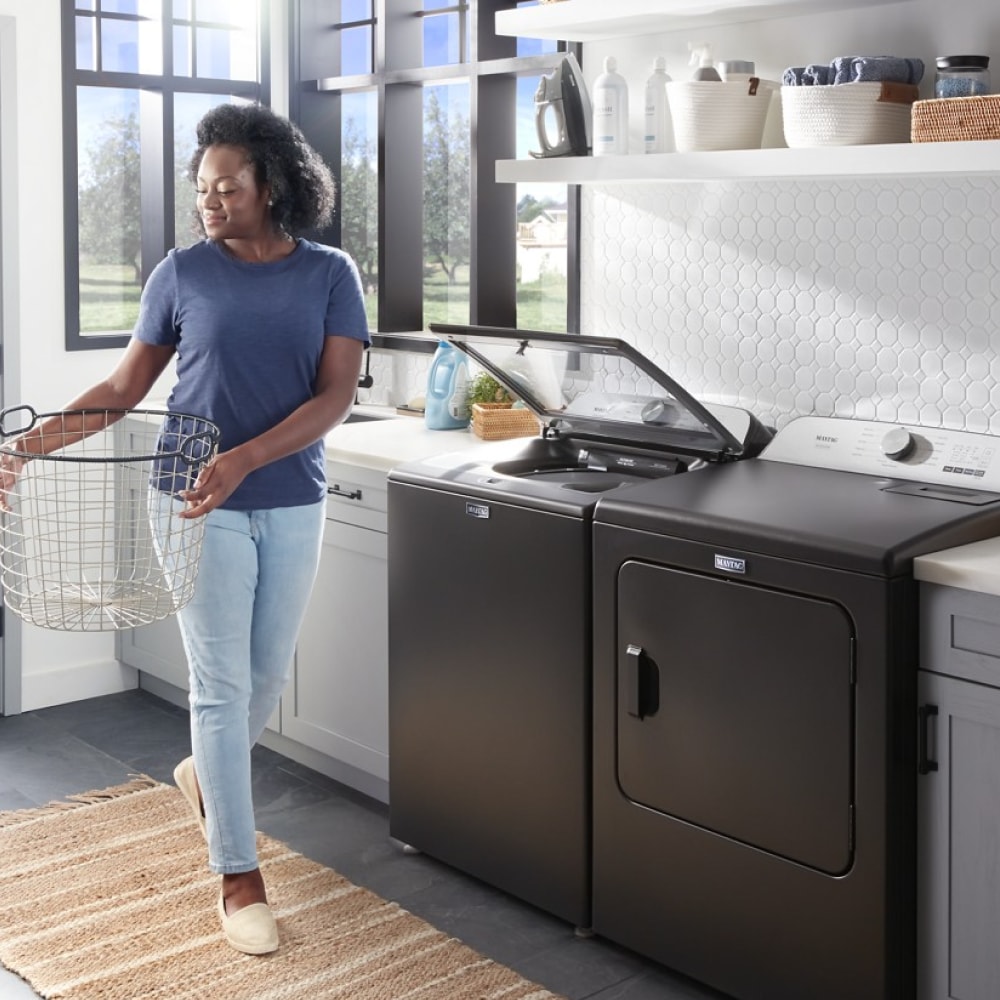 Lavadora de carga superior Maytag Deep Fill Pet Pro de alta eficiencia con agitador de 4.7 pies cúbicos (Negro Volcánico) MVW6500MBK