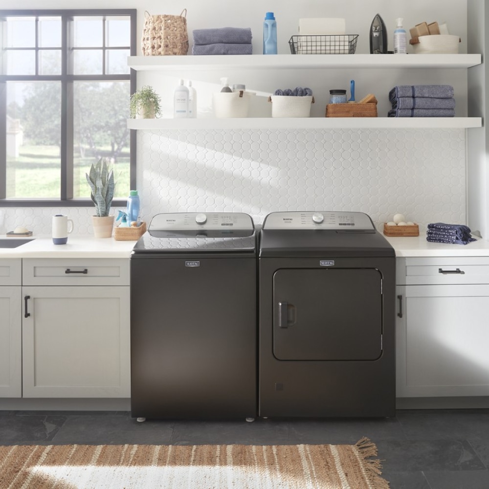 Lavadora de carga superior Maytag Deep Fill Pet Pro de alta eficiencia con agitador de 4.7 pies cúbicos (Negro Volcánico) MVW6500MBK