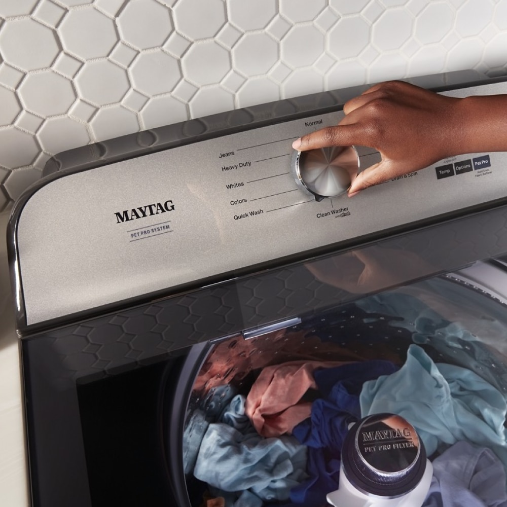 Lavadora de carga superior Maytag Deep Fill Pet Pro de alta eficiencia con agitador de 4.7 pies cúbicos (Negro Volcánico) MVW6500MBK