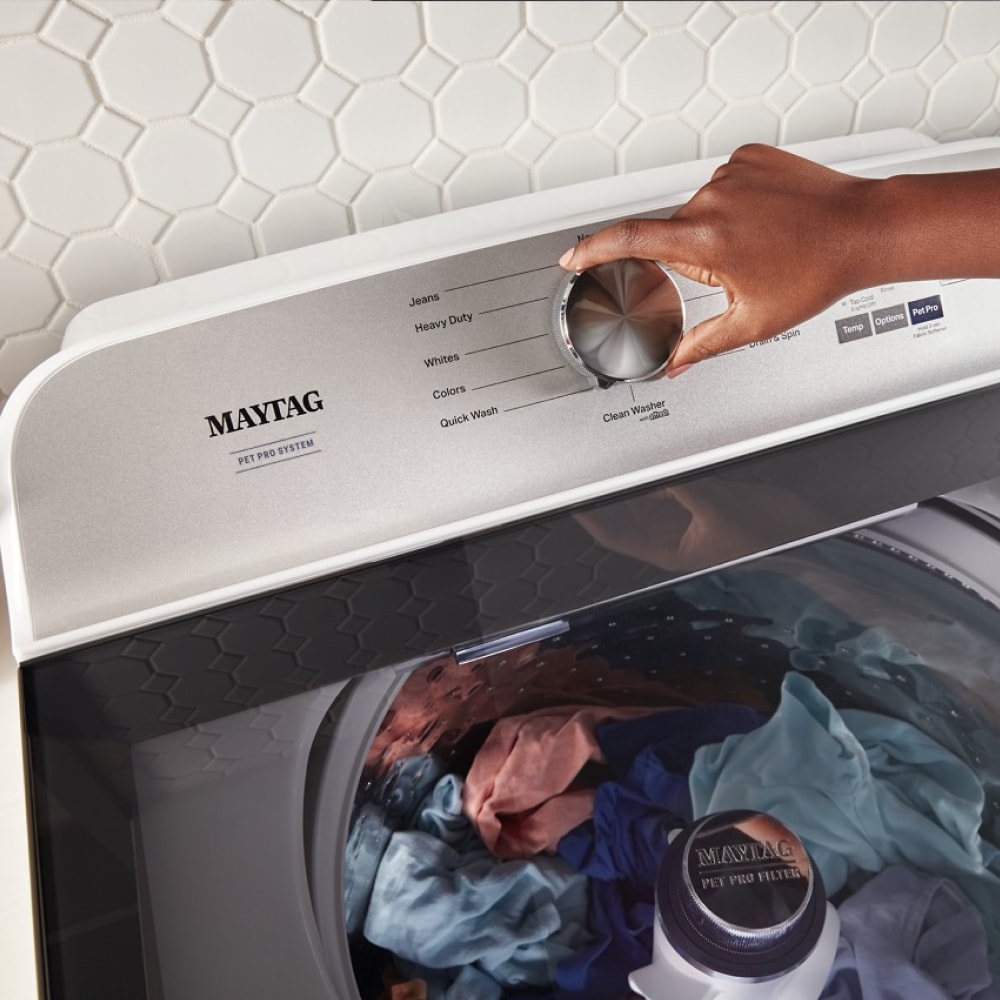 Lavadora de carga superior con agitador de alta eficiencia y capacidad de 4.7 pies cúbicos para mascotas (Blanco) MVW6500MW de Maytag