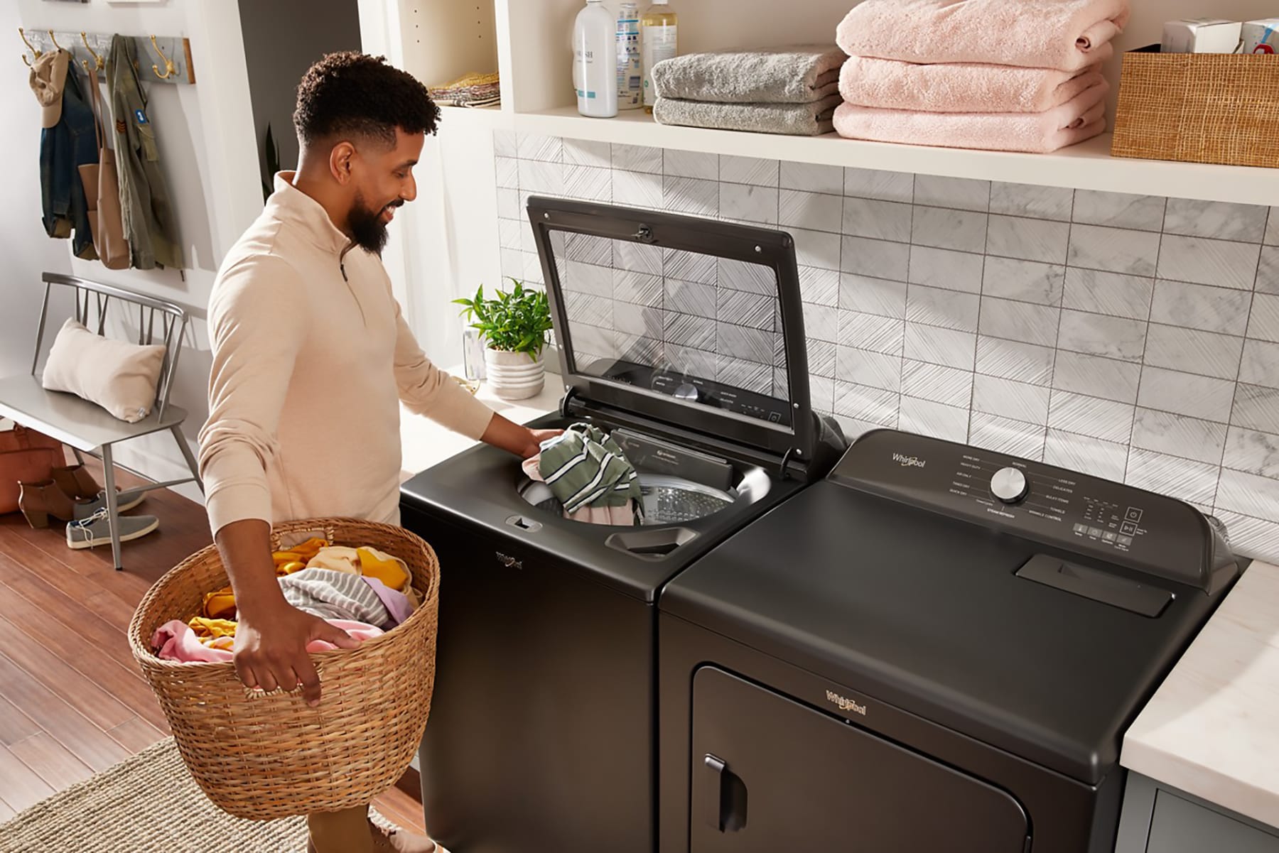 Lavadora de carga superior Whirlpool de 5.3 pies cúbicos de alta eficiencia con impulsor (Negro Volcán) con certificación ENERGY STAR WTW6150PB