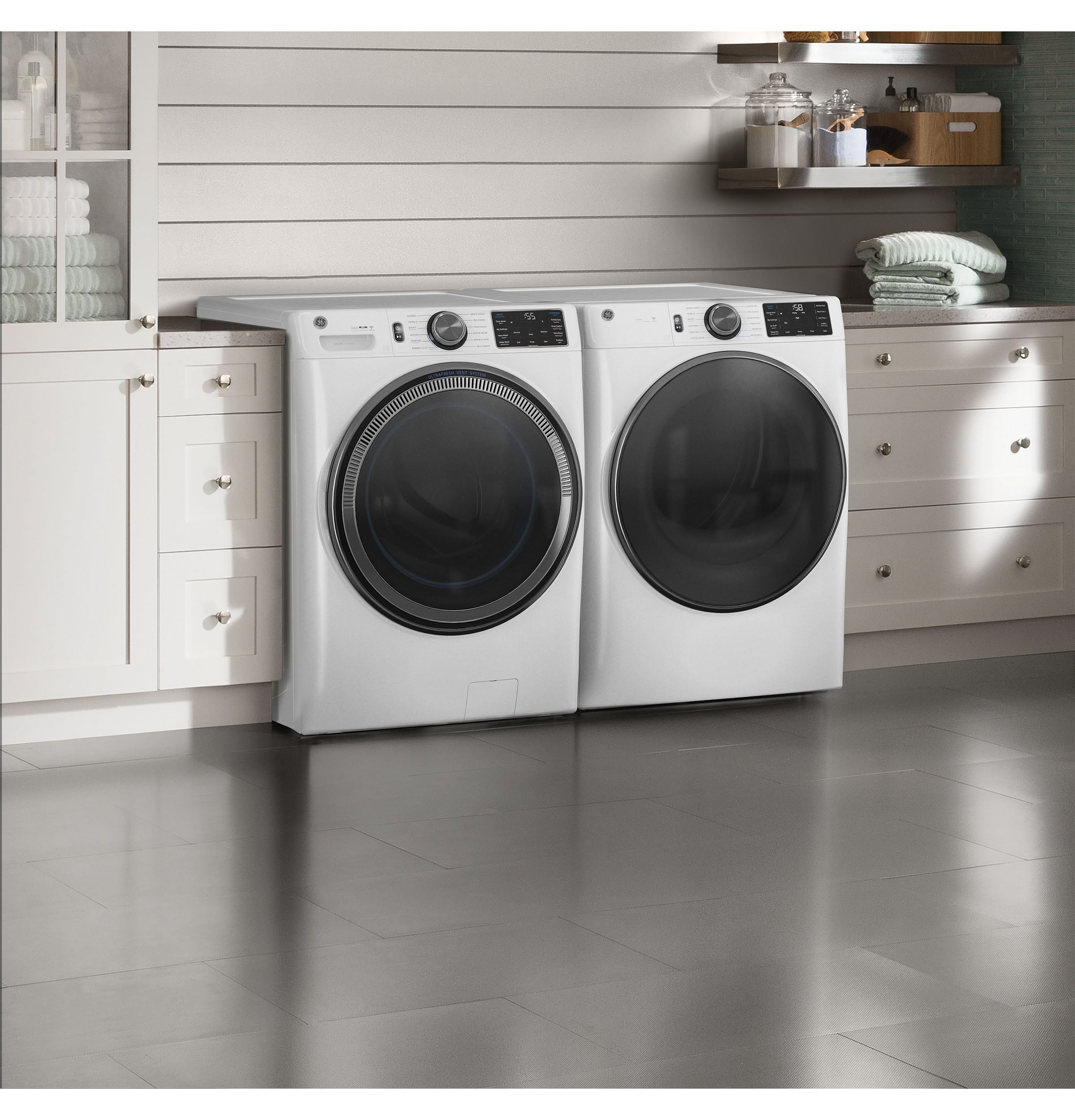Lavadora de carga frontal inteligente apilable con ciclo de vapor de 5.0 pies cúbicos (Blanca) ENERGY STAR GE GFW655SSVWW