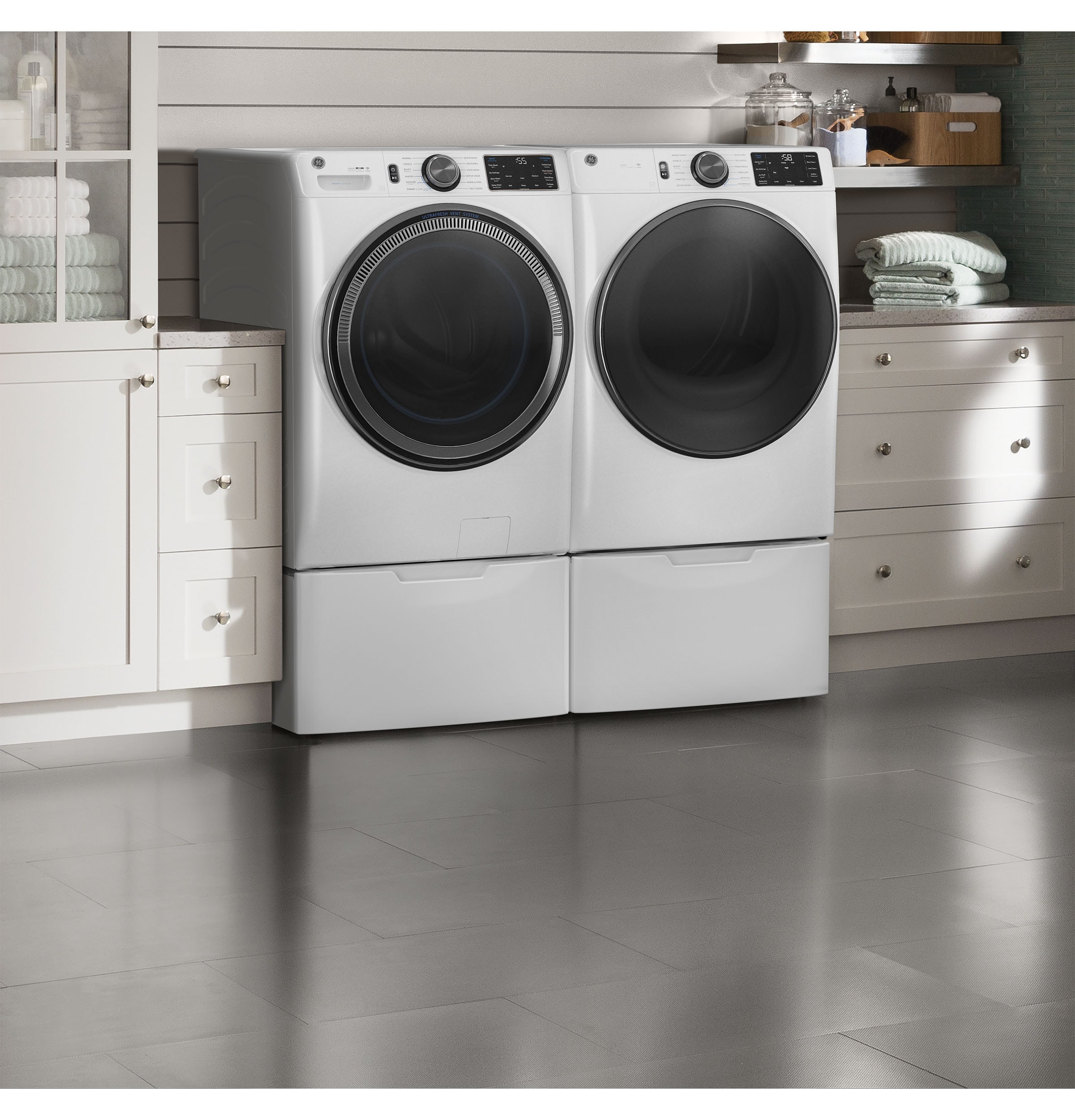 Lavadora de carga frontal inteligente apilable con ciclo de vapor de 5.0 pies cúbicos (Blanca) ENERGY STAR GE GFW655SSVWW