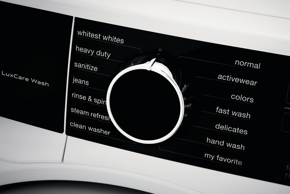 Lavadora de carga frontal apilable de alta eficiencia con ciclo de vapor Electrolux LuxCare Wash and Steam Refresh de 2.4 pies cúbicos (Blanco) con certificación ENERGY STAR ELFW4222AW