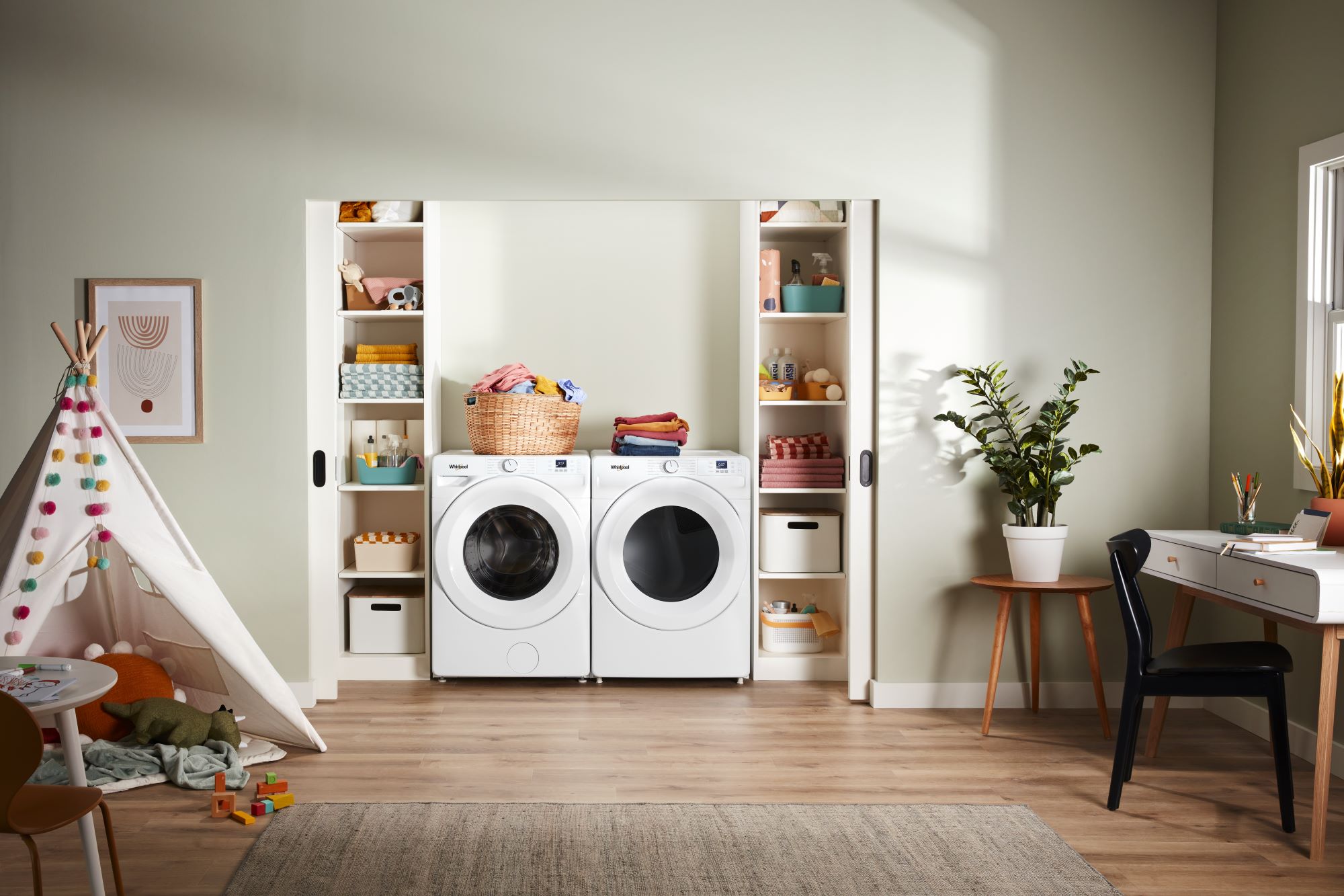 Lavadora de carga frontal de alta eficiencia Whirlpool de 4.5 pies cúbicos (Blanca) WFW4720RW