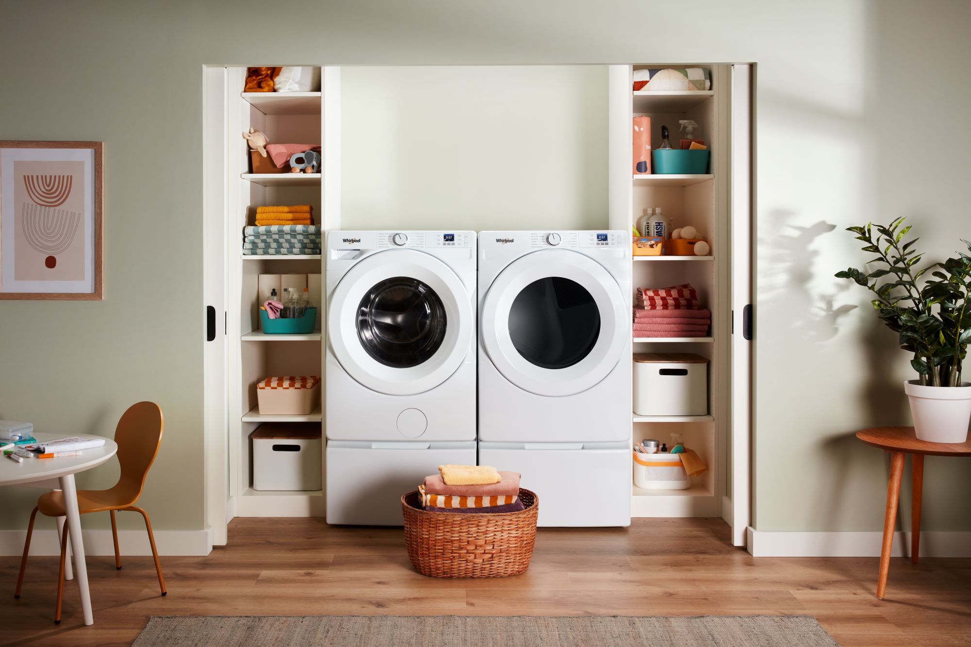 Lavadora de carga frontal de alta eficiencia Whirlpool de 4.5 pies cúbicos (Blanca) WFW4720RW
