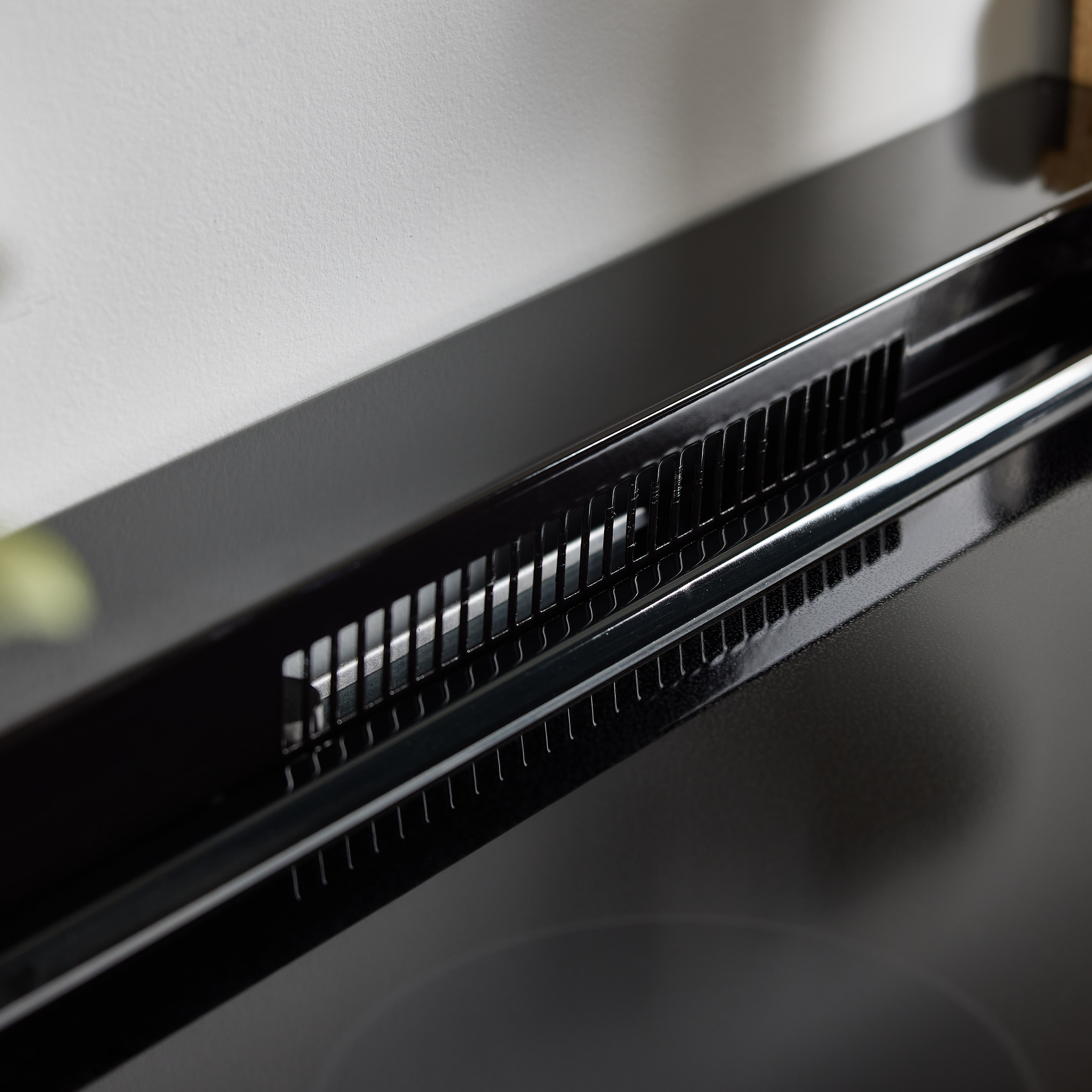 Estufa Eléctrica de Piso con Cubierta de Vidrio de 24 pulgadas y 4 quemadores, 2.9 pies cúbicos, en Negro sobre Negro.