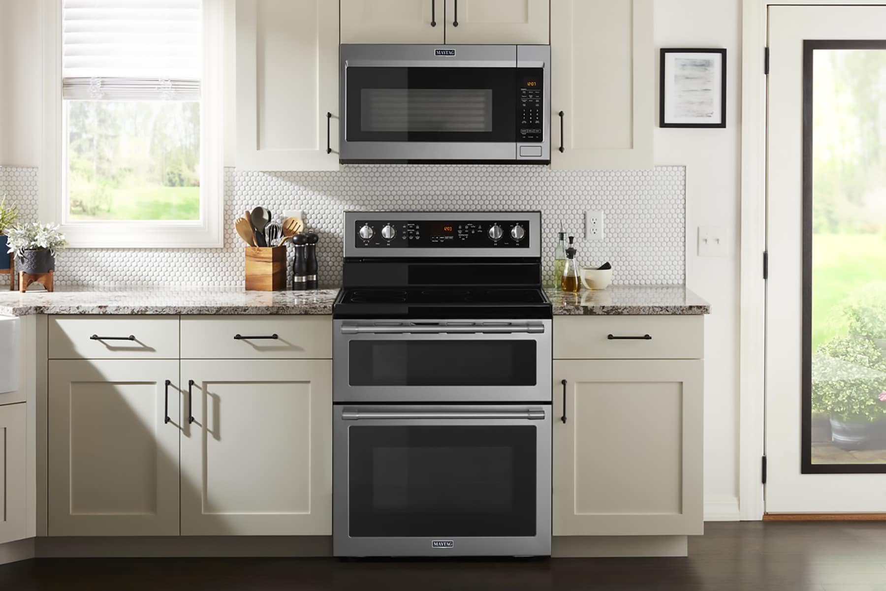 Estufa Eléctrica Doble con Horno de Convección y Cubierta de Vidrio de 30 pulgadas, 5 quemadores y 4.2 pies cúbicos / 2.5 pies cúbicos de capacidad, acero inoxidable resistente a huellas dactilares.