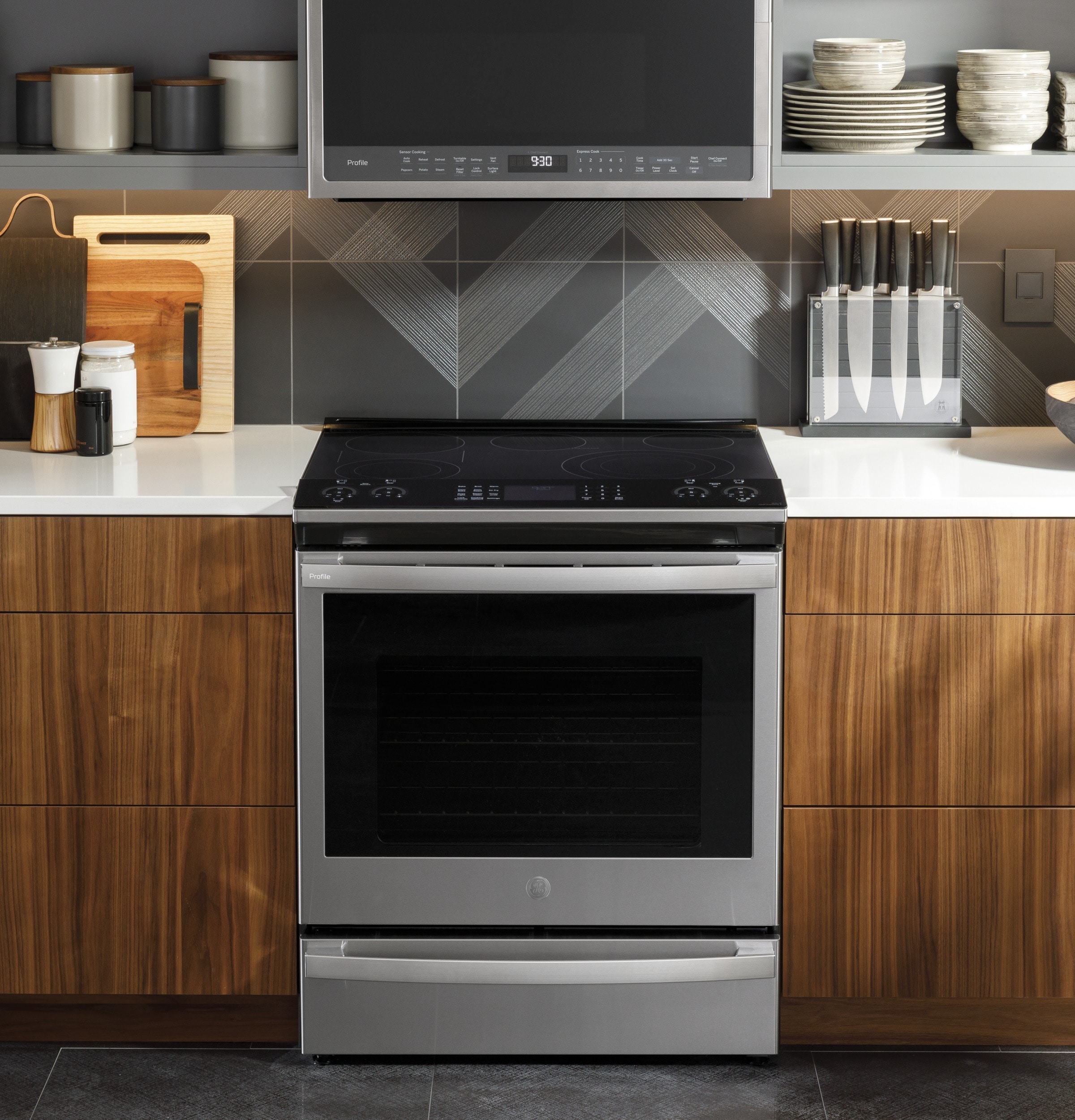 Estufa eléctrica de empotrar con horno de convección y freidora de aire, 5 quemadores y cubierta de vidrio de 30 pulgadas, 5.3 pies cúbicos, de acero inoxidable resistente a las huellas digitales - GE Profile.