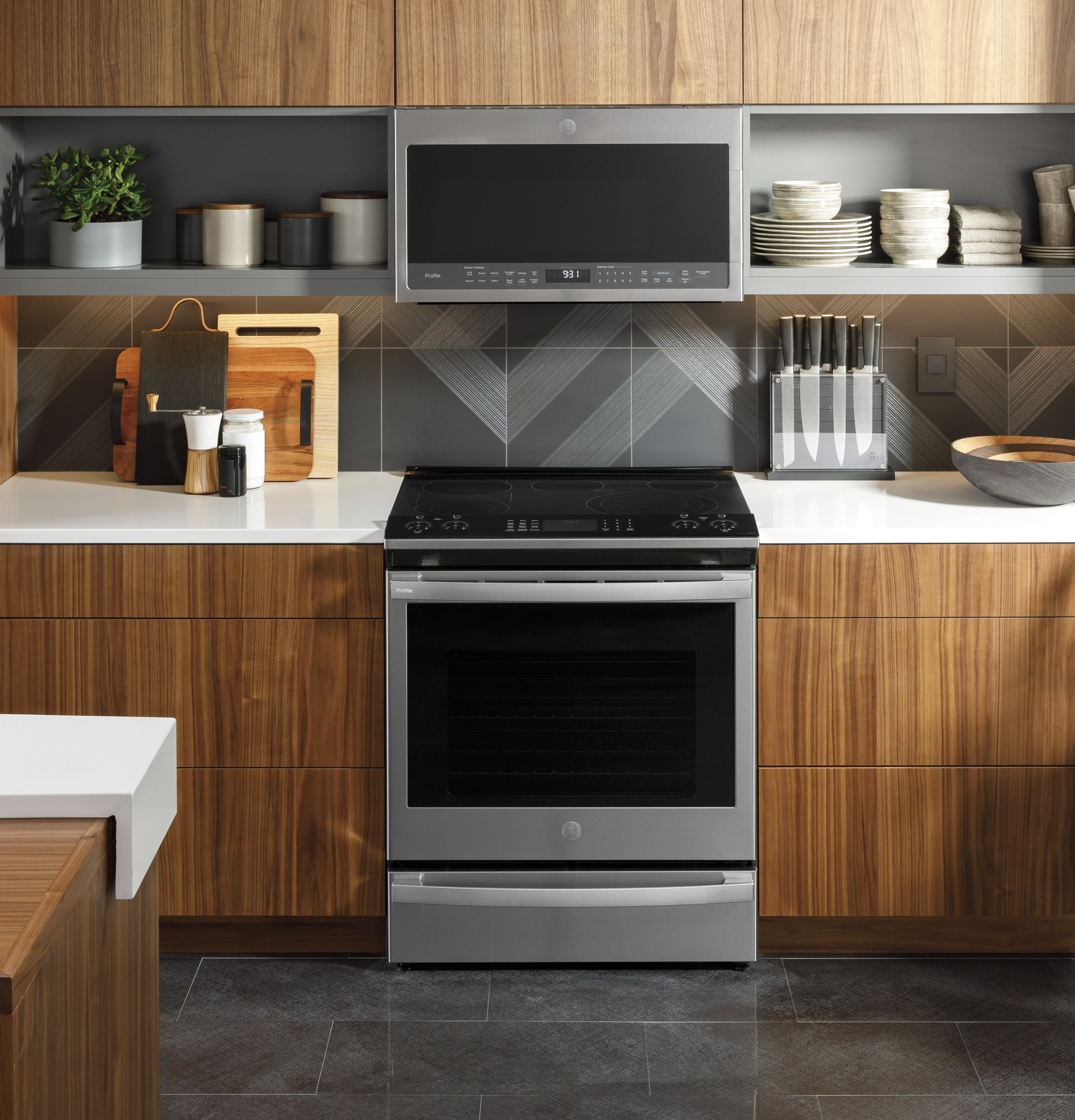 Estufa eléctrica de empotrar con horno de convección y freidora de aire, 5 quemadores y cubierta de vidrio de 30 pulgadas, 5.3 pies cúbicos, de acero inoxidable resistente a las huellas digitales - GE Profile.