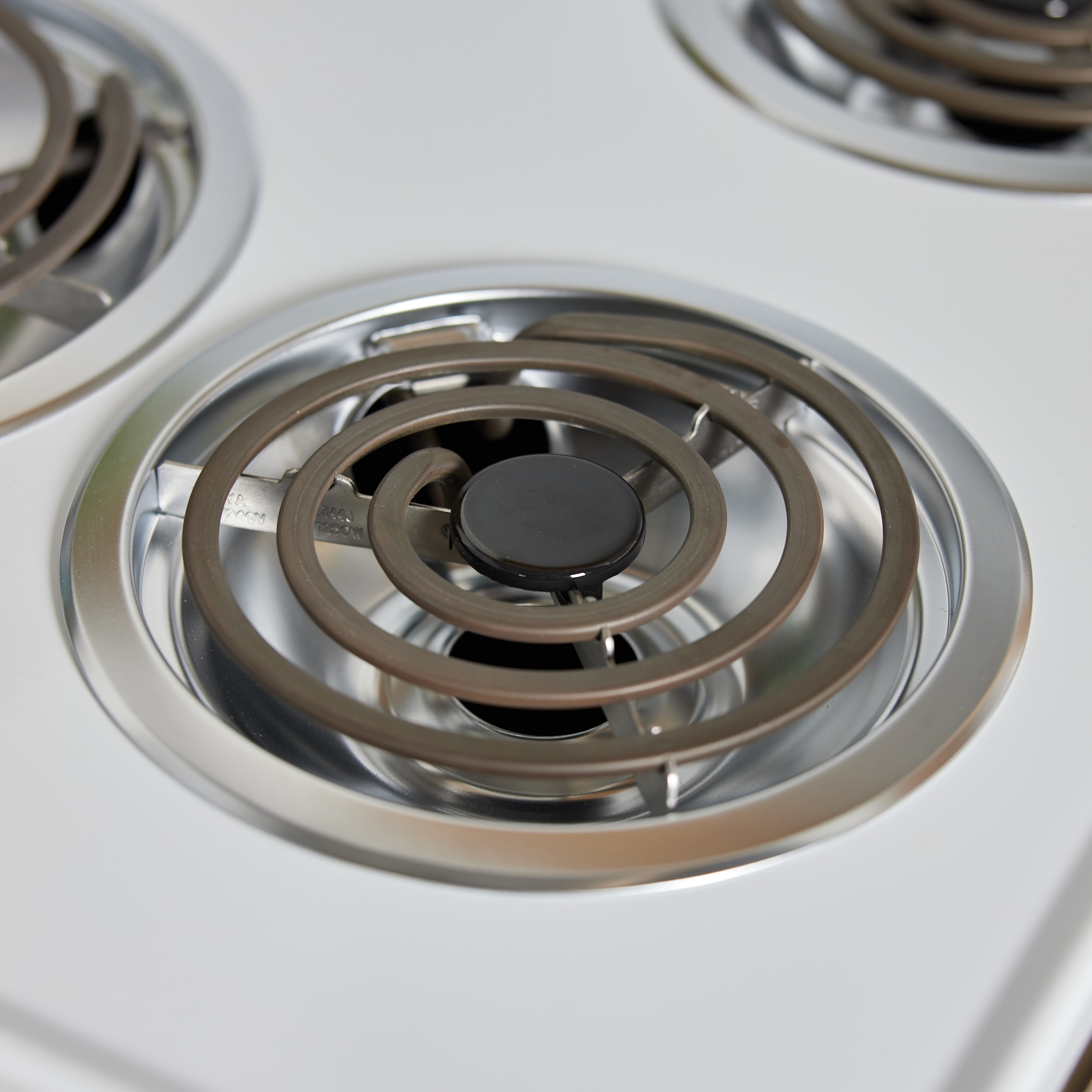 Estufa Eléctrica Independiente de 20 pulgadas con 4 quemadores y 2.4 pies cúbicos en color blanco.