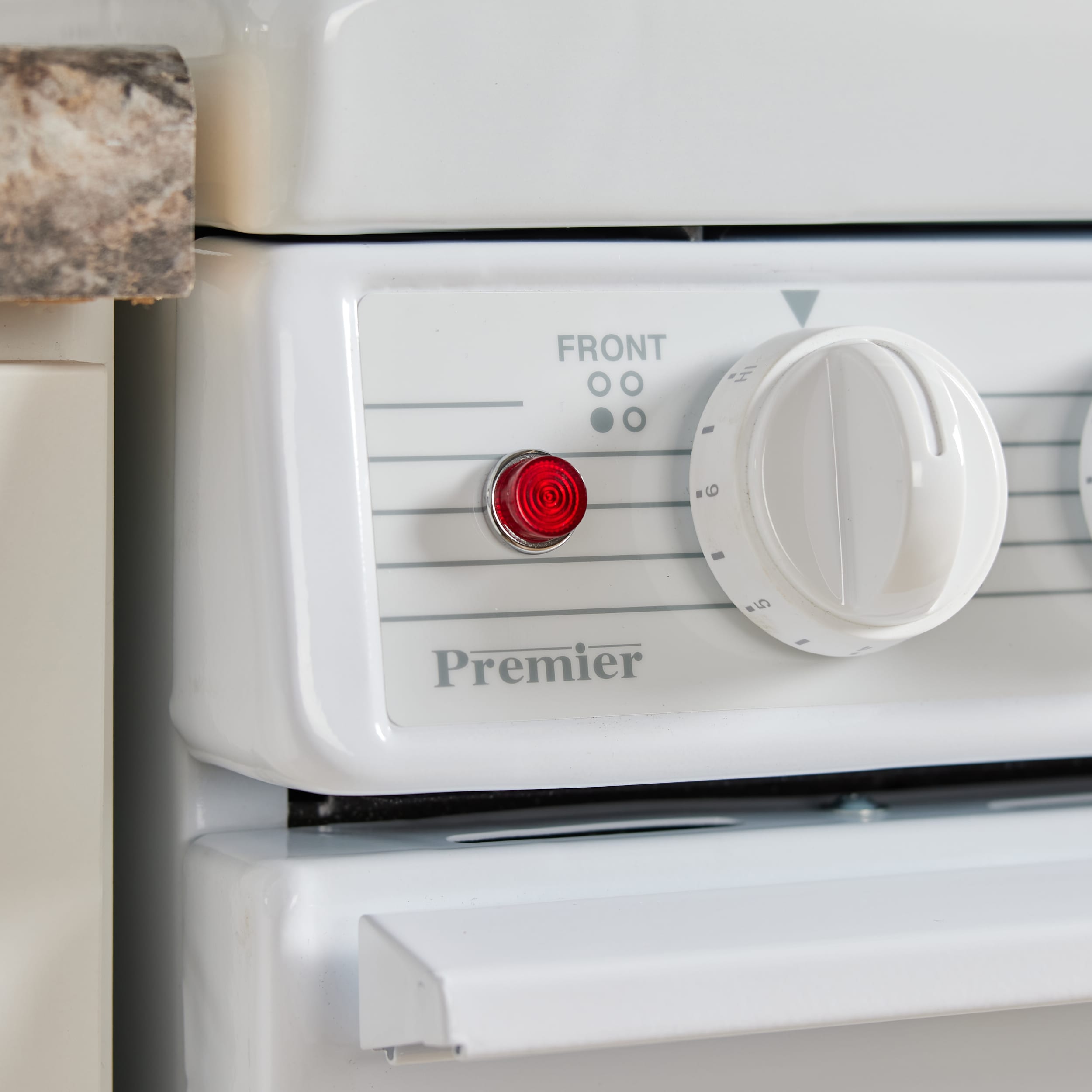 Estufa eléctrica independiente de 4 quemadores y 2.4 pies cúbicos en color blanco