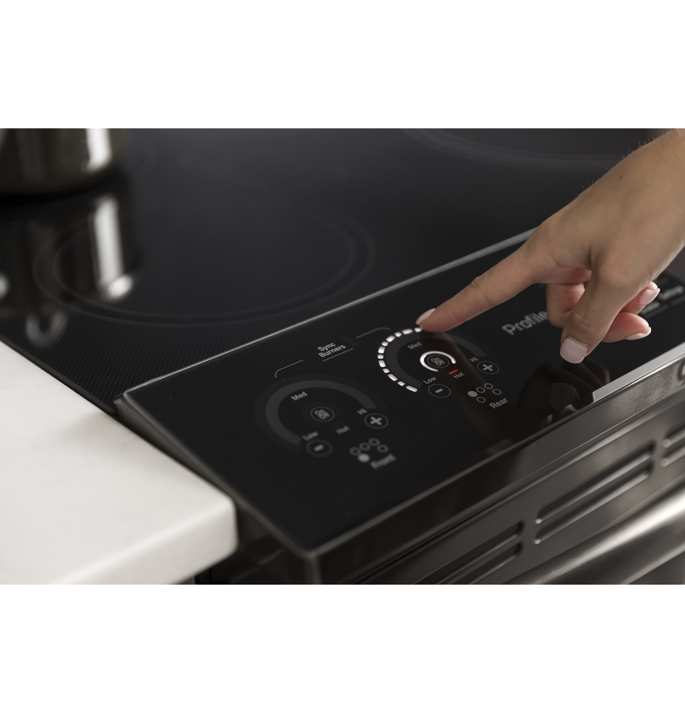 Estufa de Inducción Deslizable con Horno de Aire Freidor y Convección de 30 pulgadas y 5 Quemadores de 5.3 pies cúbicos (Acero Inoxidable Resistente a las Huellas Dactilares) de GE Profile