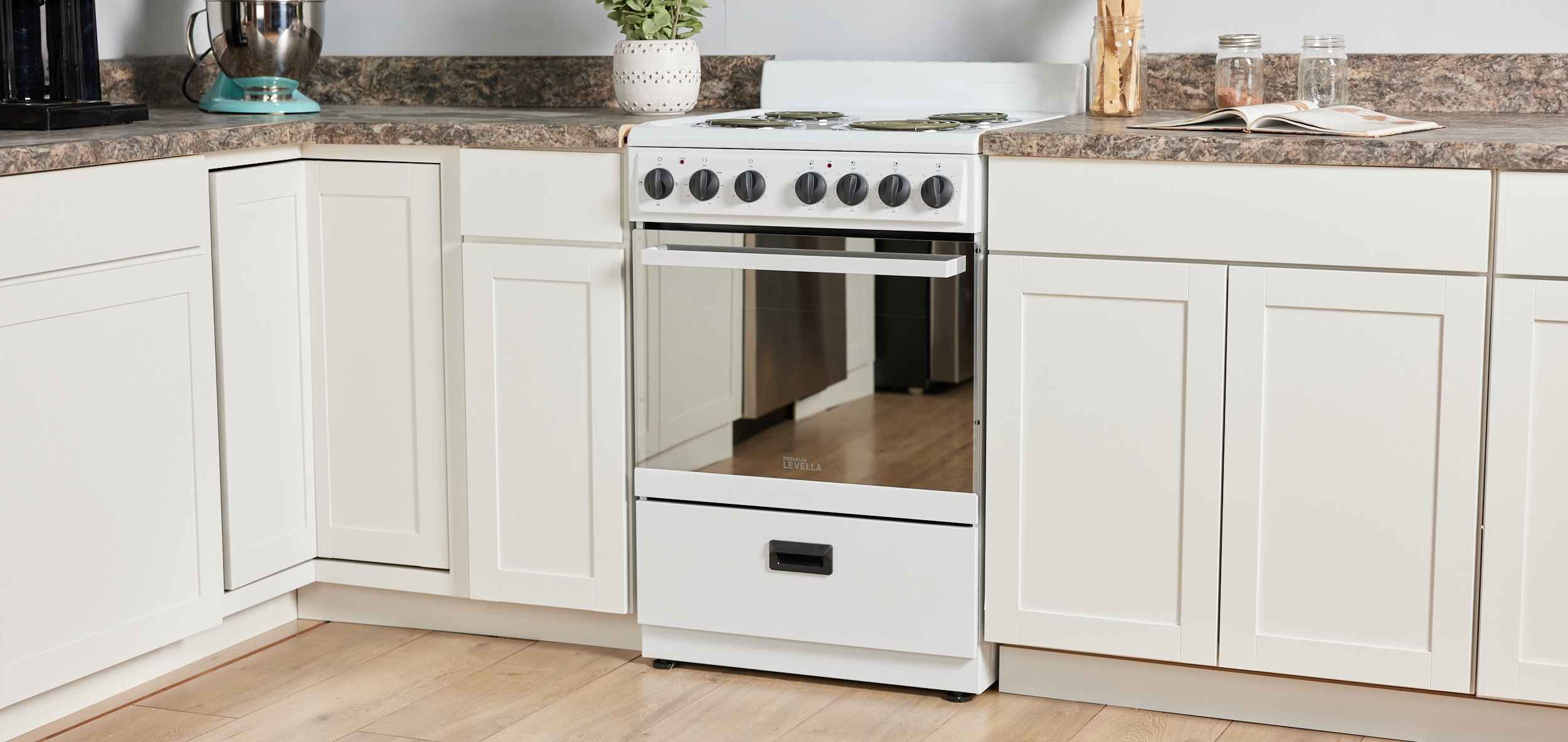 Estufa Eléctrica Independiente de 24 pulgadas con 4 quemadores y 2.7 pies cúbicos Levella Premium (blanca con mango blanco y perillas negras)