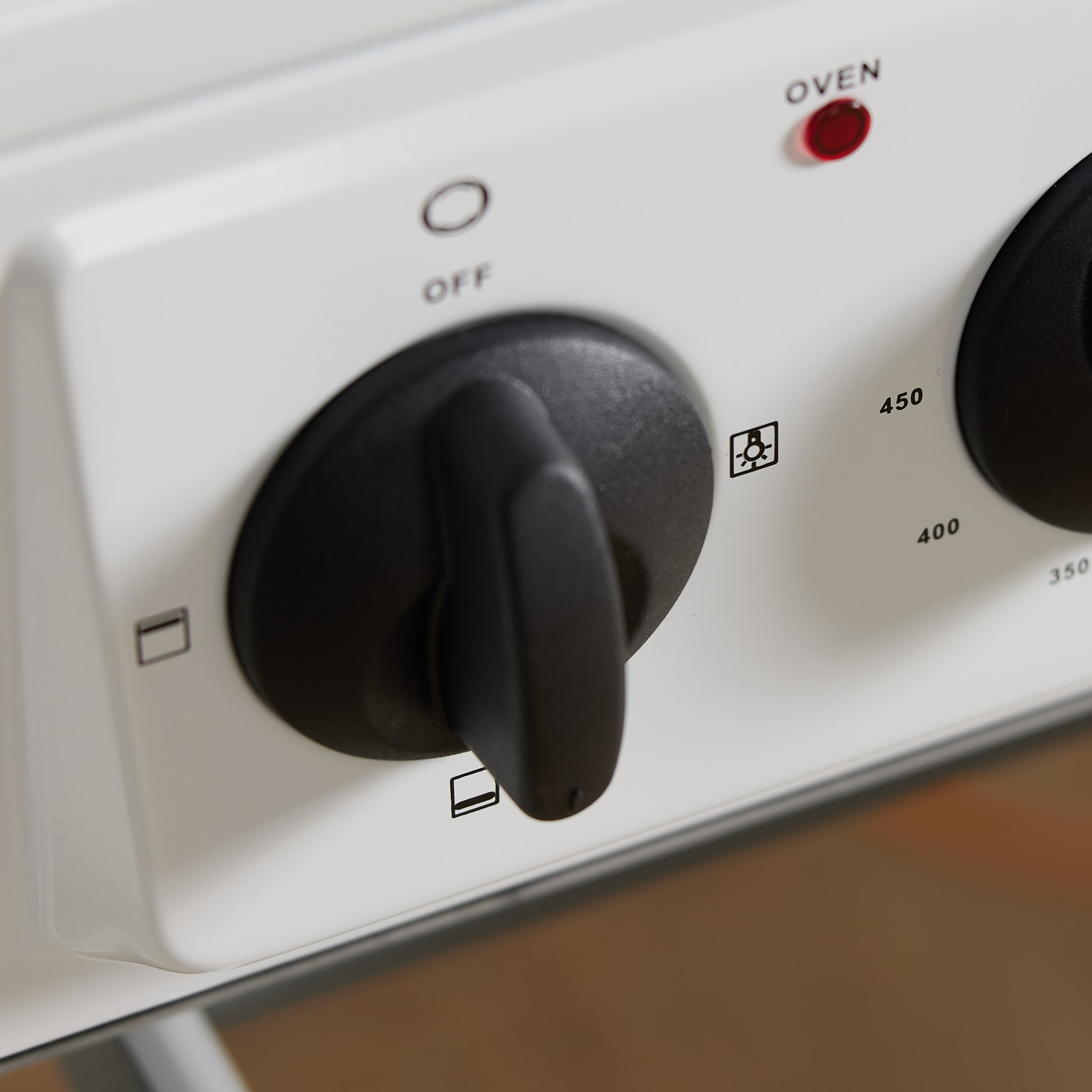 Estufa Eléctrica Independiente de 24 pulgadas con 4 quemadores y 2.7 pies cúbicos Levella Premium (blanca con mango blanco y perillas negras)